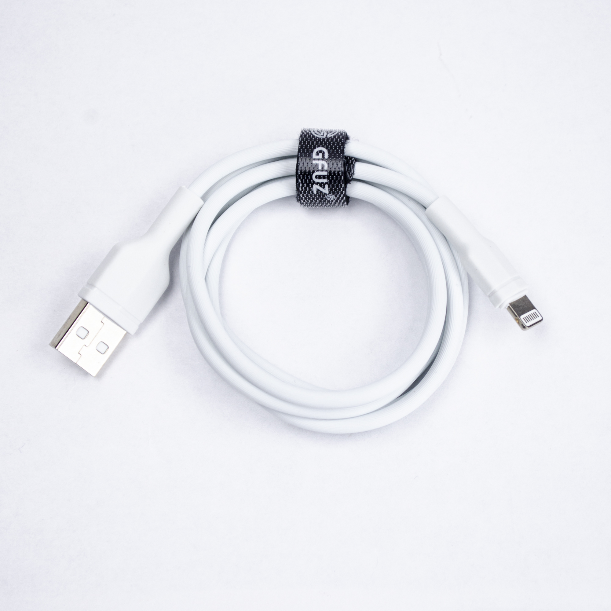 Siyah cırt cırtlı bantlı beyaz USB - Lightning kablosu.
