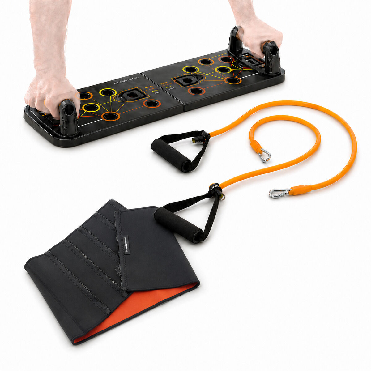 Hände benutzen ein schwarzes Trainingsbrett mit orangefarbenen und gelben Markierungen. Ein orangefarbenes Widerstandsband liegt daneben.