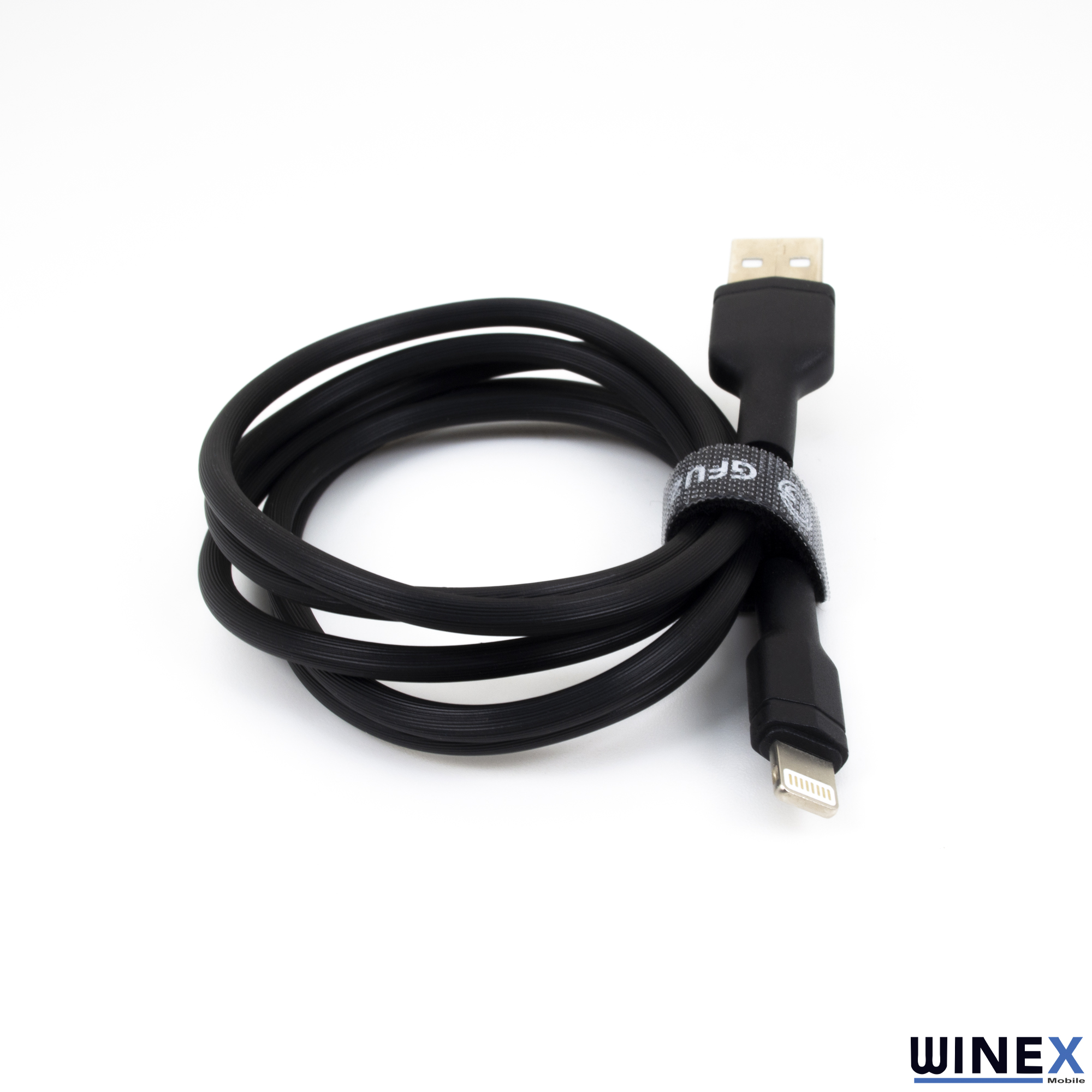 USB-A ve Lightning konnektörlü siyah şarj kablosu, sarılmış.