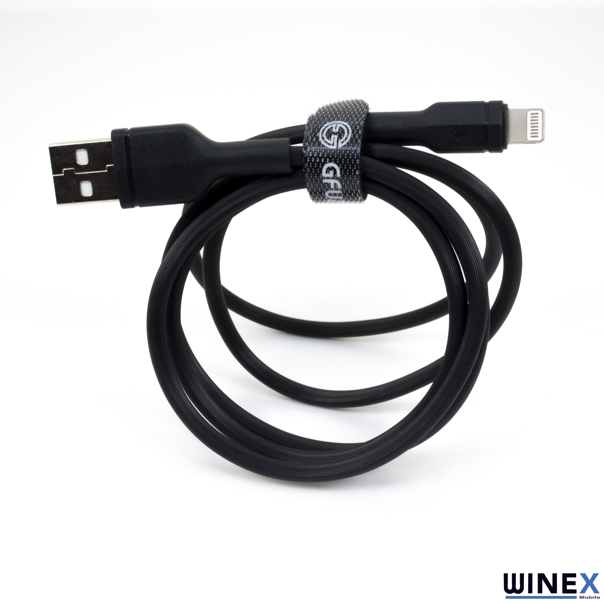 Beyaz arka plan üzerinde GFU logolu kayışlı, sarılı siyah USB-C - Lightning kablo.