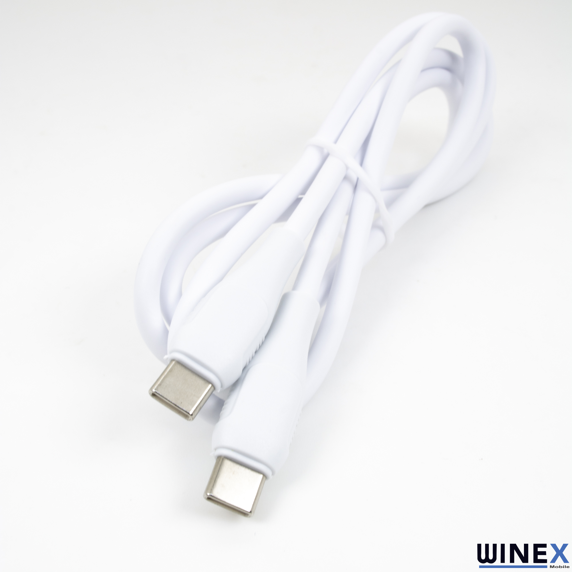 Beyaz arka plan üzerinde iki konektörlü beyaz USB-C kablosu.