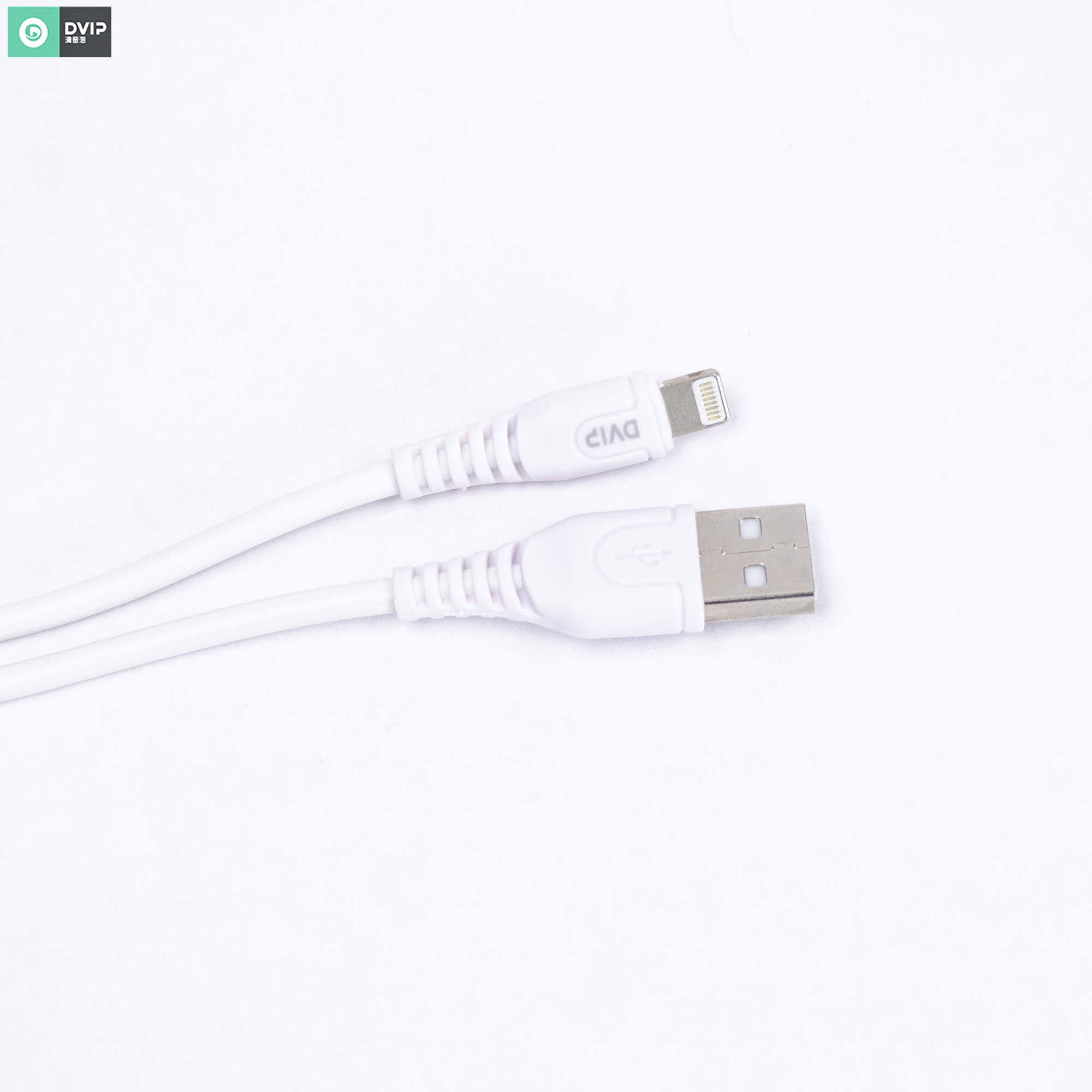 Beyaz arka plan üzerinde konektörlü beyaz USB - Lightning kablosu.