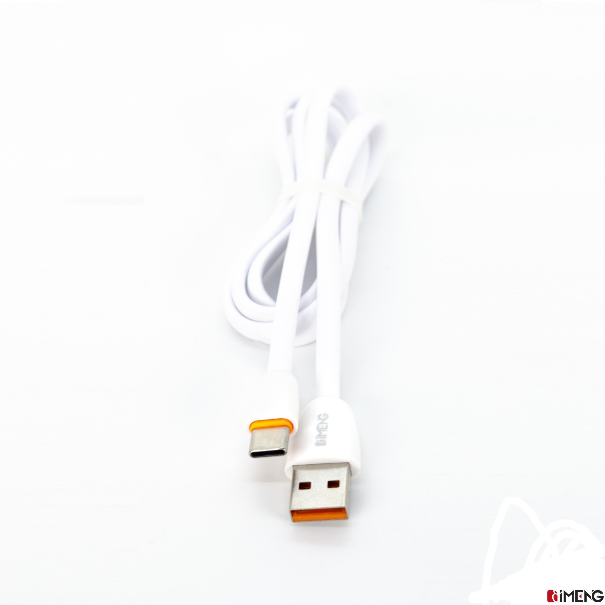 Beyaz arka plan üzerinde turuncu vurgulu beyaz USB-C kablosu.