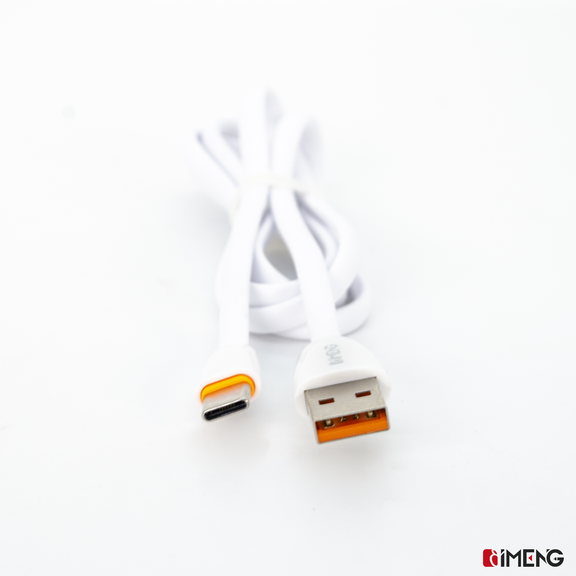 Beyaz arka plan üzerinde turuncu vurgulu beyaz USB-C - USB-A kablosu.