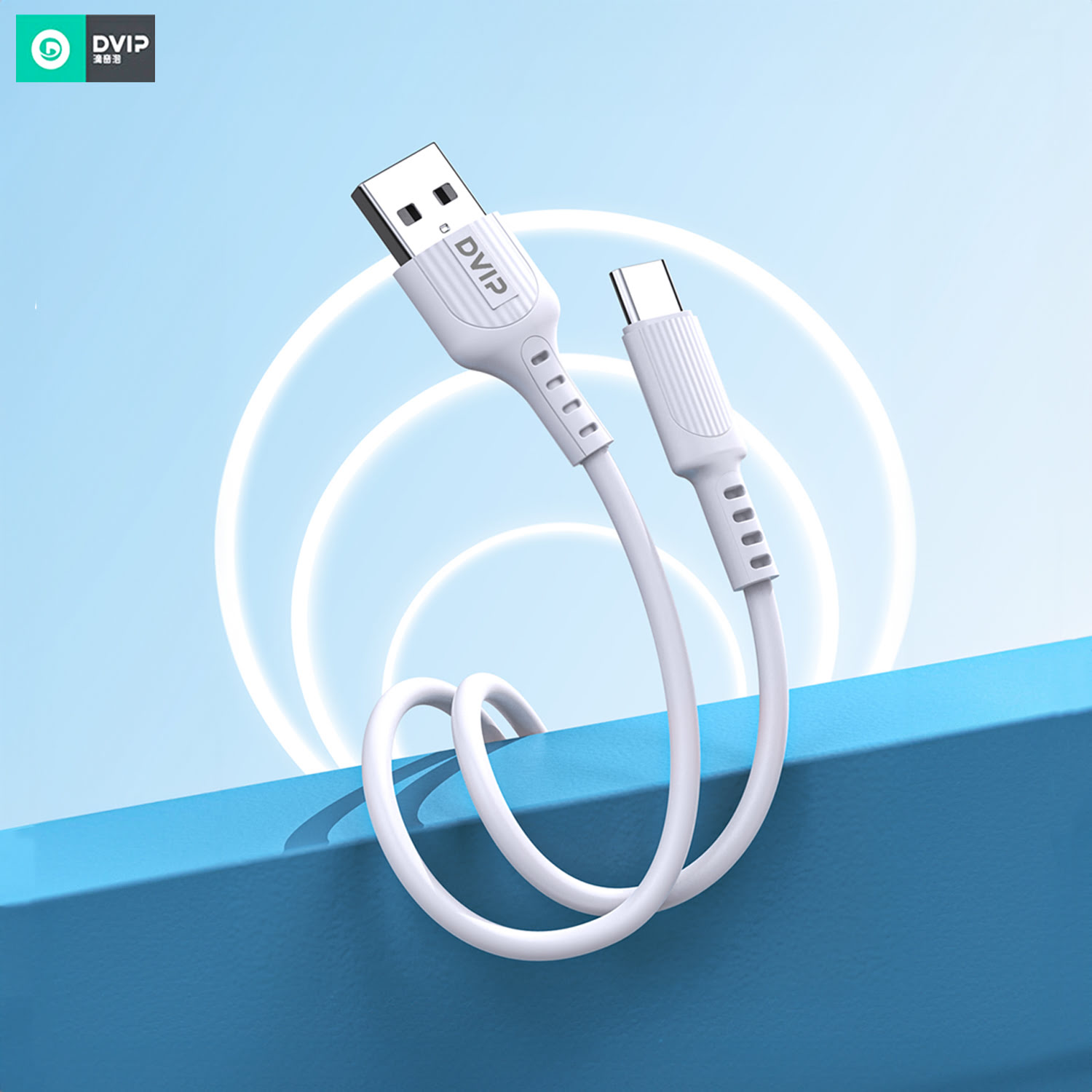 Beyaz bir USB-C ve USB-A kablosu mavi bir platformda duruyor.