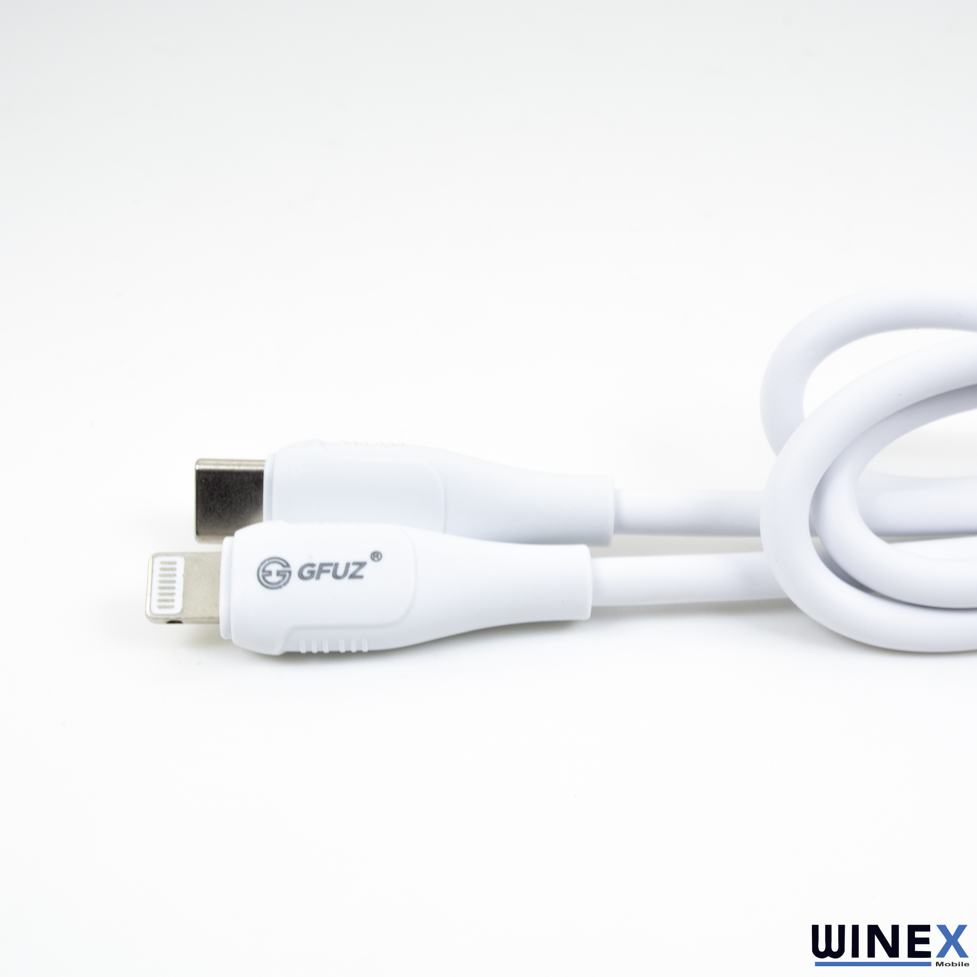 Beyaz USB-C ve Lightning kablosu beyaz zeminde.