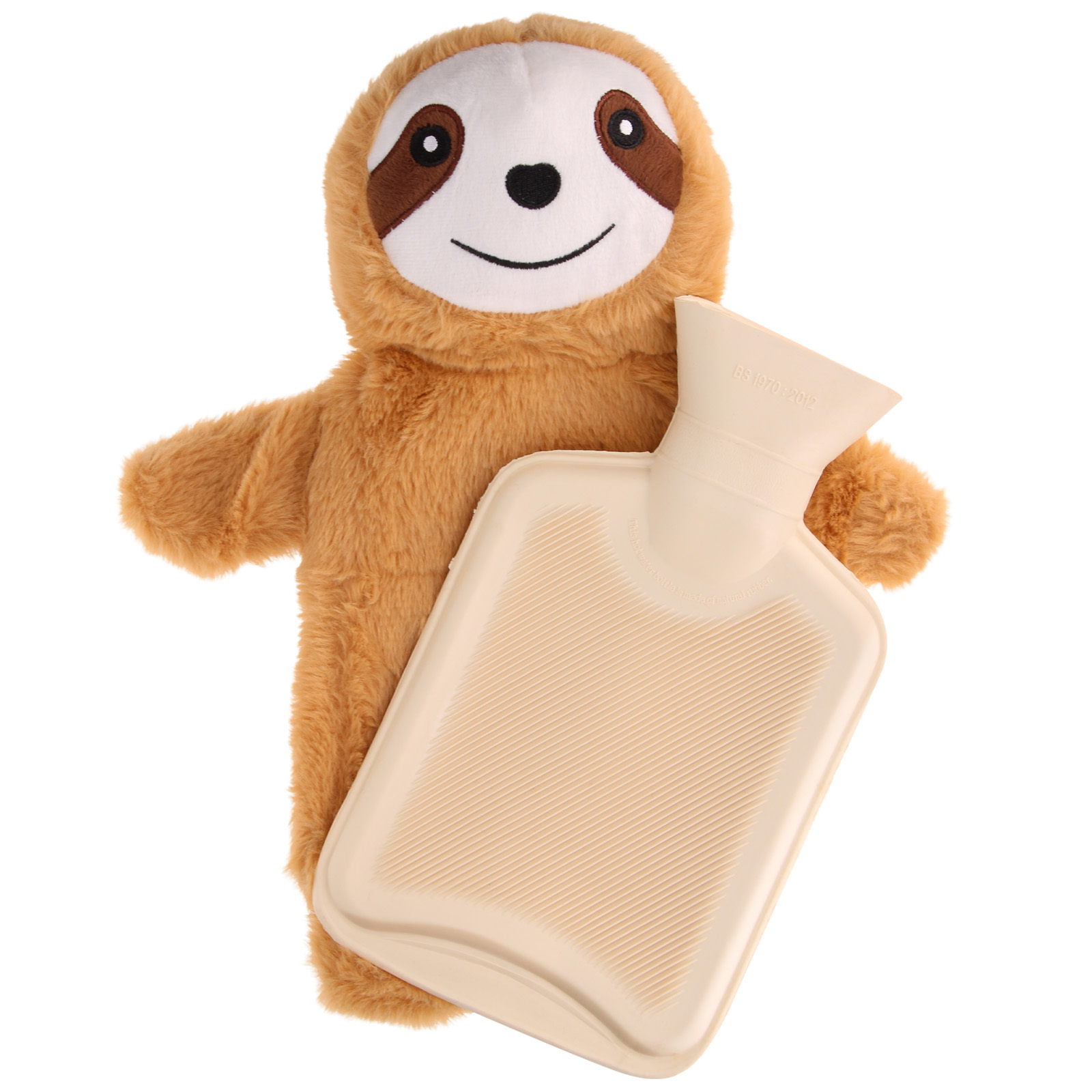 Un peluche a forma di bradipo marrone tiene una borsa dell'acqua calda color crema.