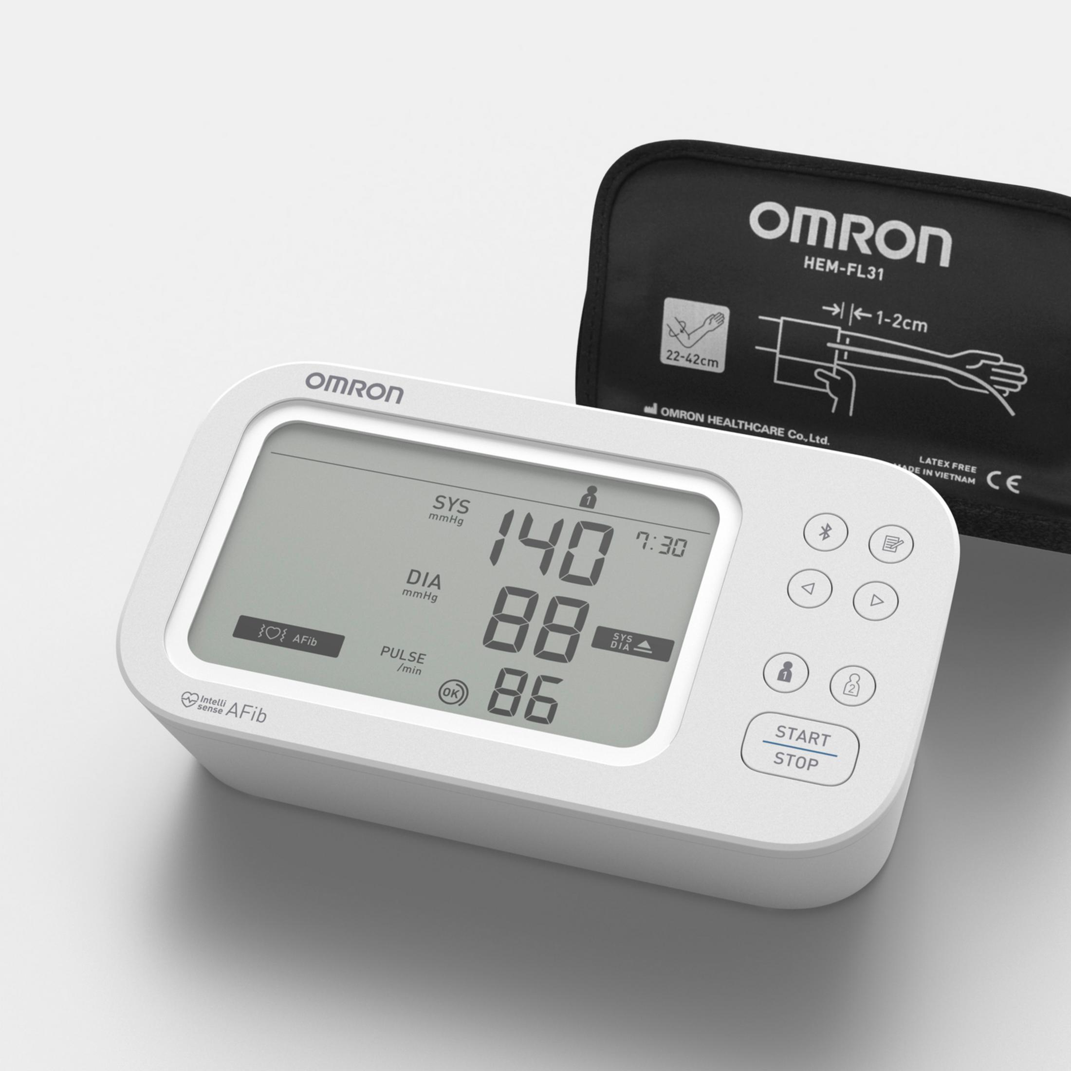 Witte Omron bloeddrukmeter met manchet. Display toont 140/88 mmHg, pols 86.