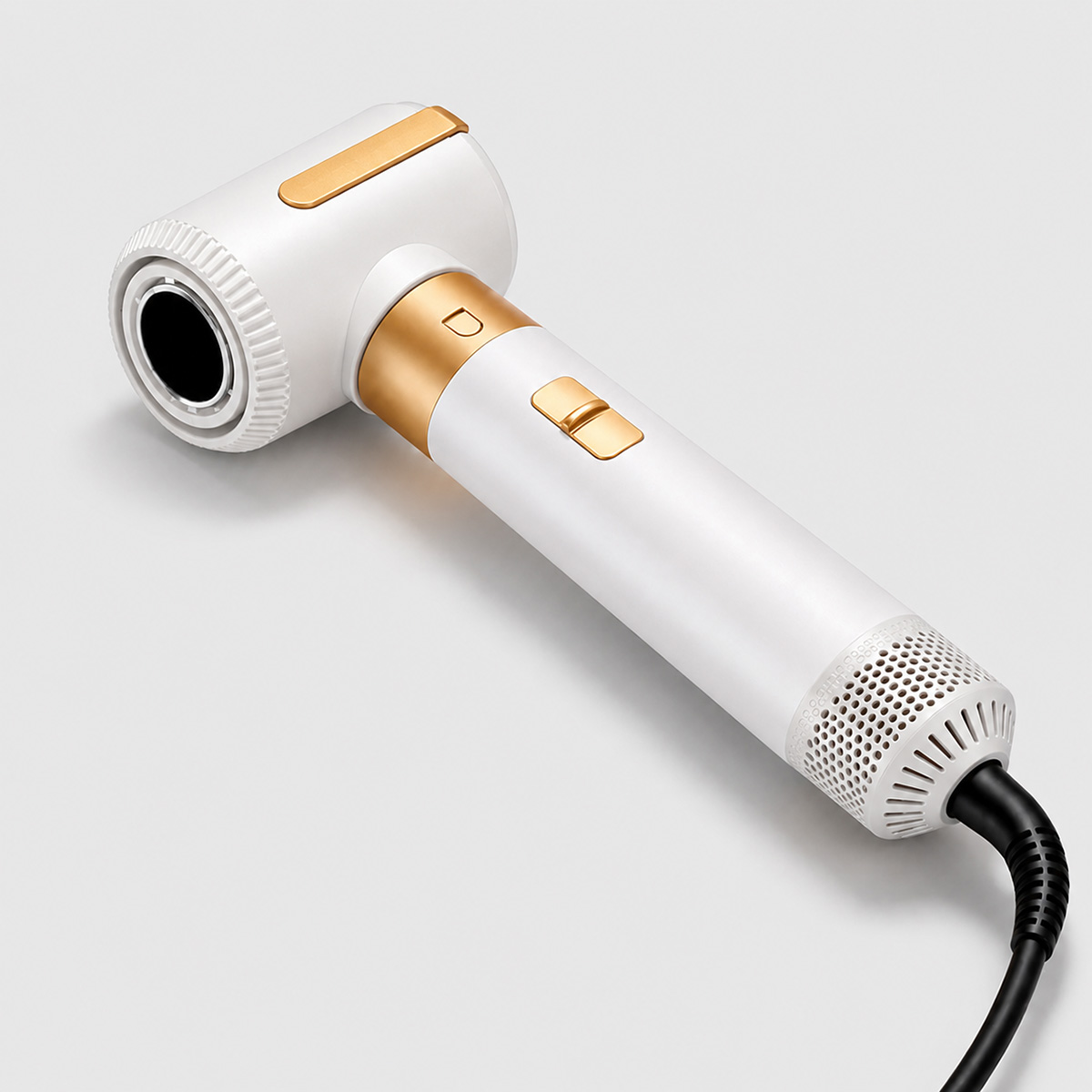 Un secador de pelo blanco y dorado con cable negro sobre fondo gris.