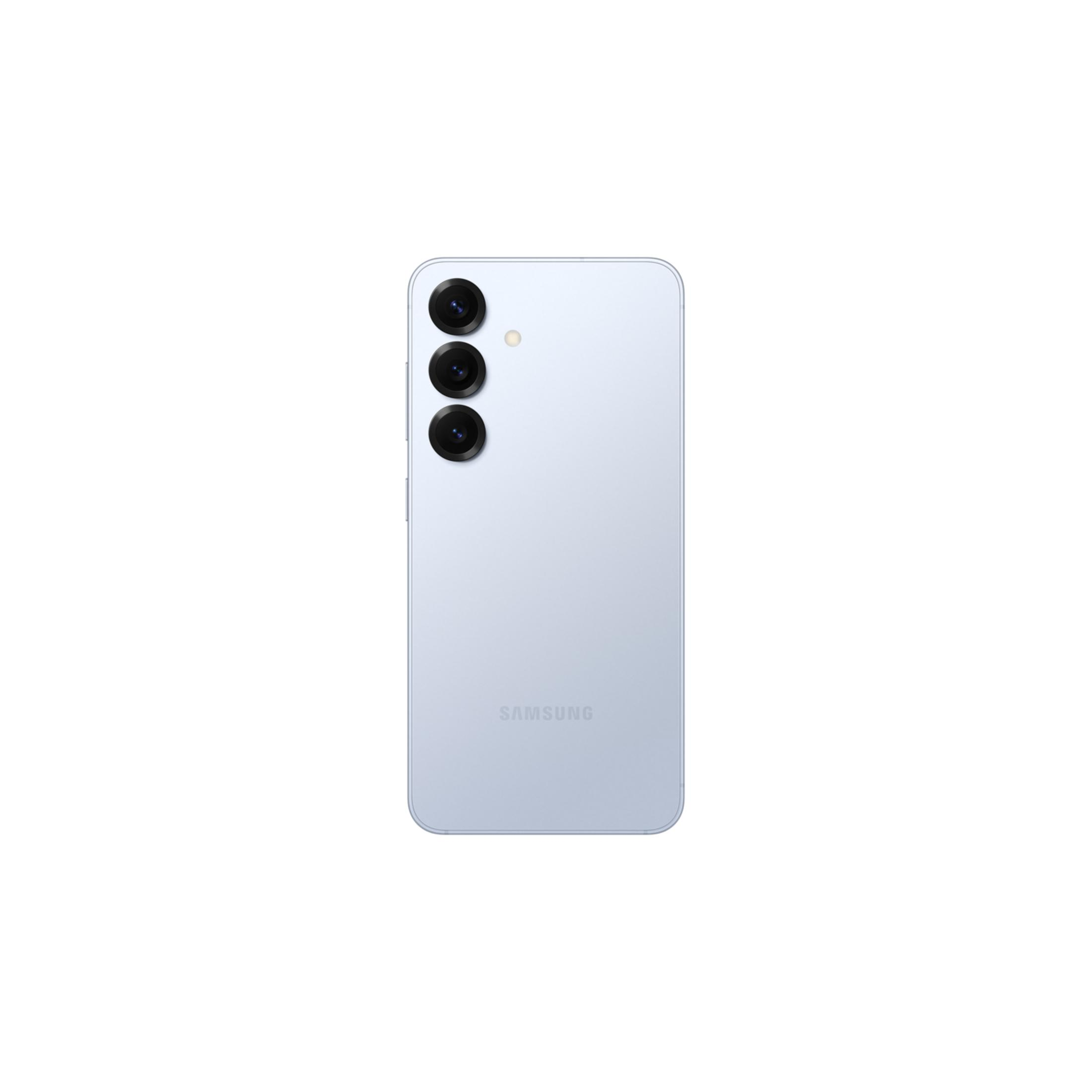 Parte trasera de un smartphone Samsung azul claro con tres lentes de cámara.