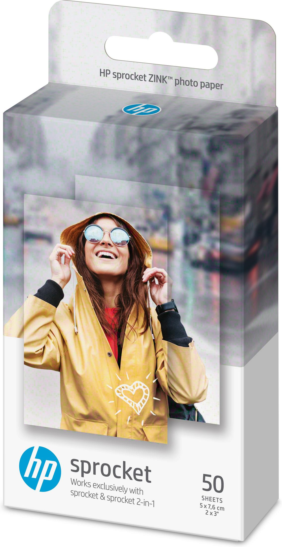 Opakowanie papieru fotograficznego HP Sprocket ZINK z uśmiechniętą kobietą.