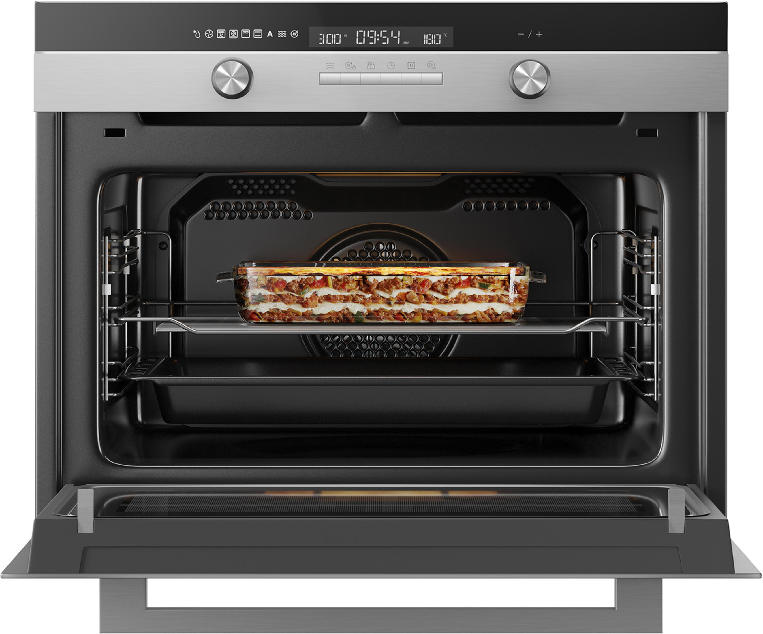 Een lasagneschotel in een glazen schaal op een ovenrooster.
