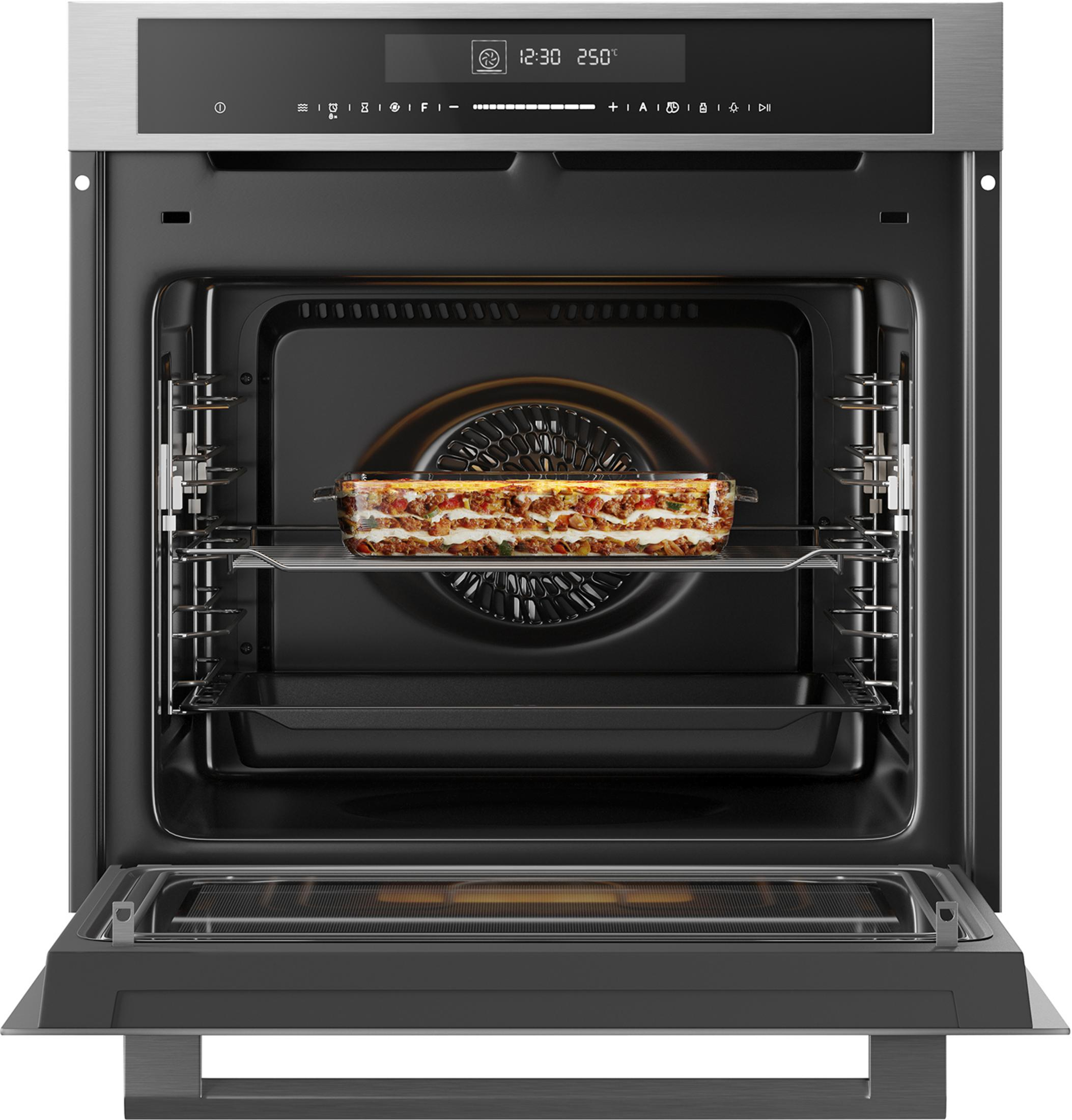 Een gebakken lasagne in een glazen schaal op een ovenrek in een open, moderne oven.