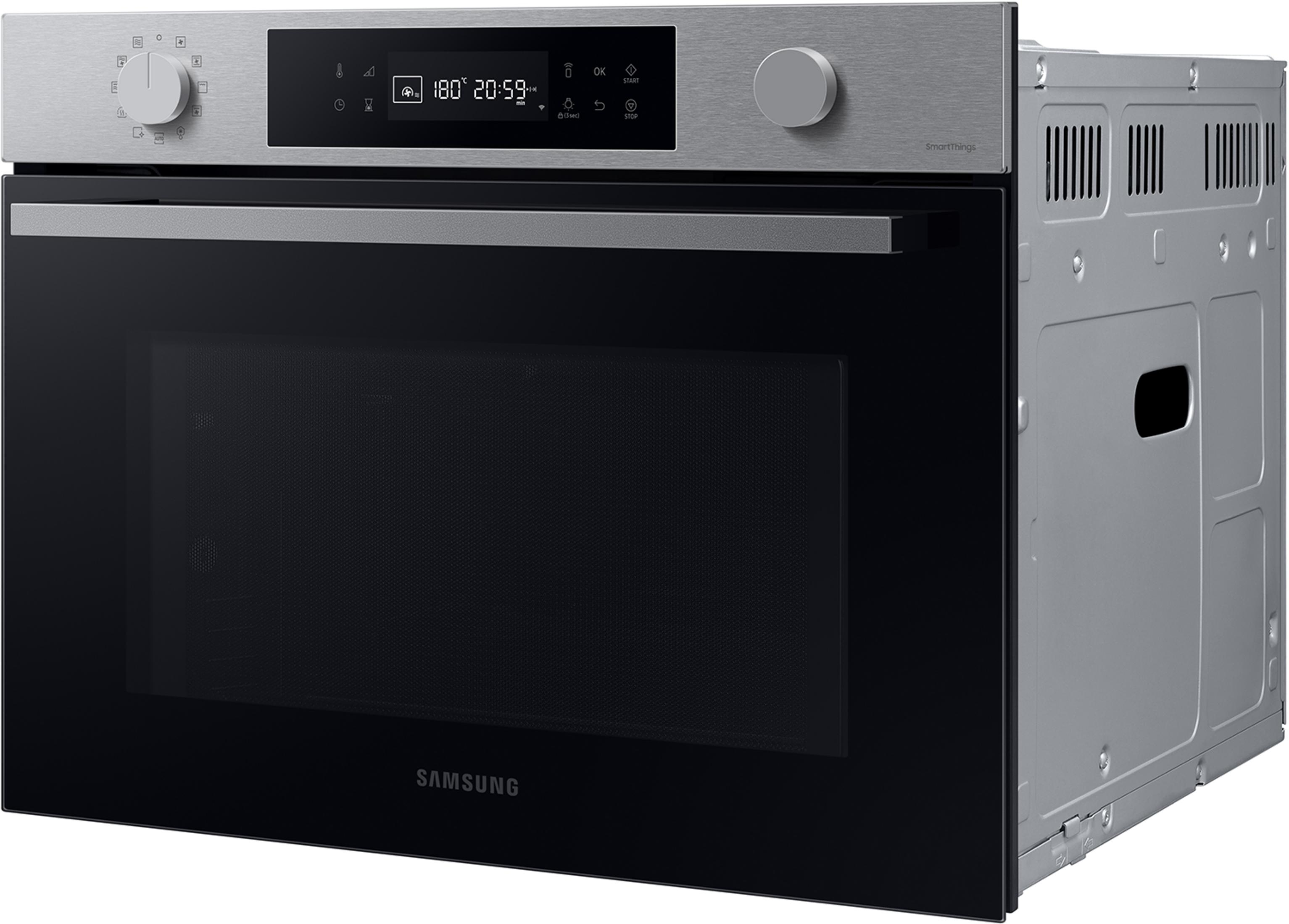 Un moderno forno da incasso argento con porta in vetro nero e display digitale.