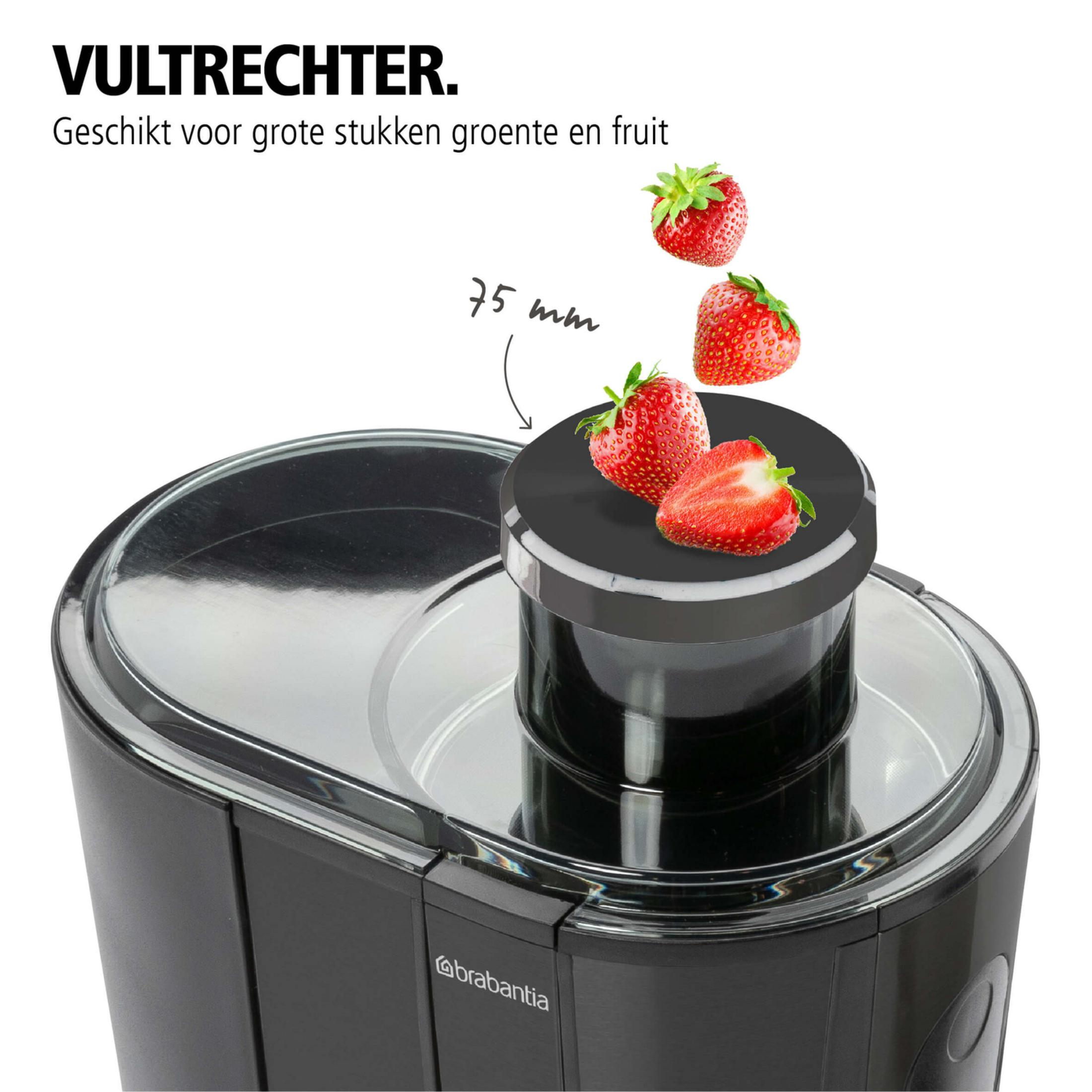 Ein schwarzer Zentrifuge mit Erdbeeren, die hineingeworfen werden.