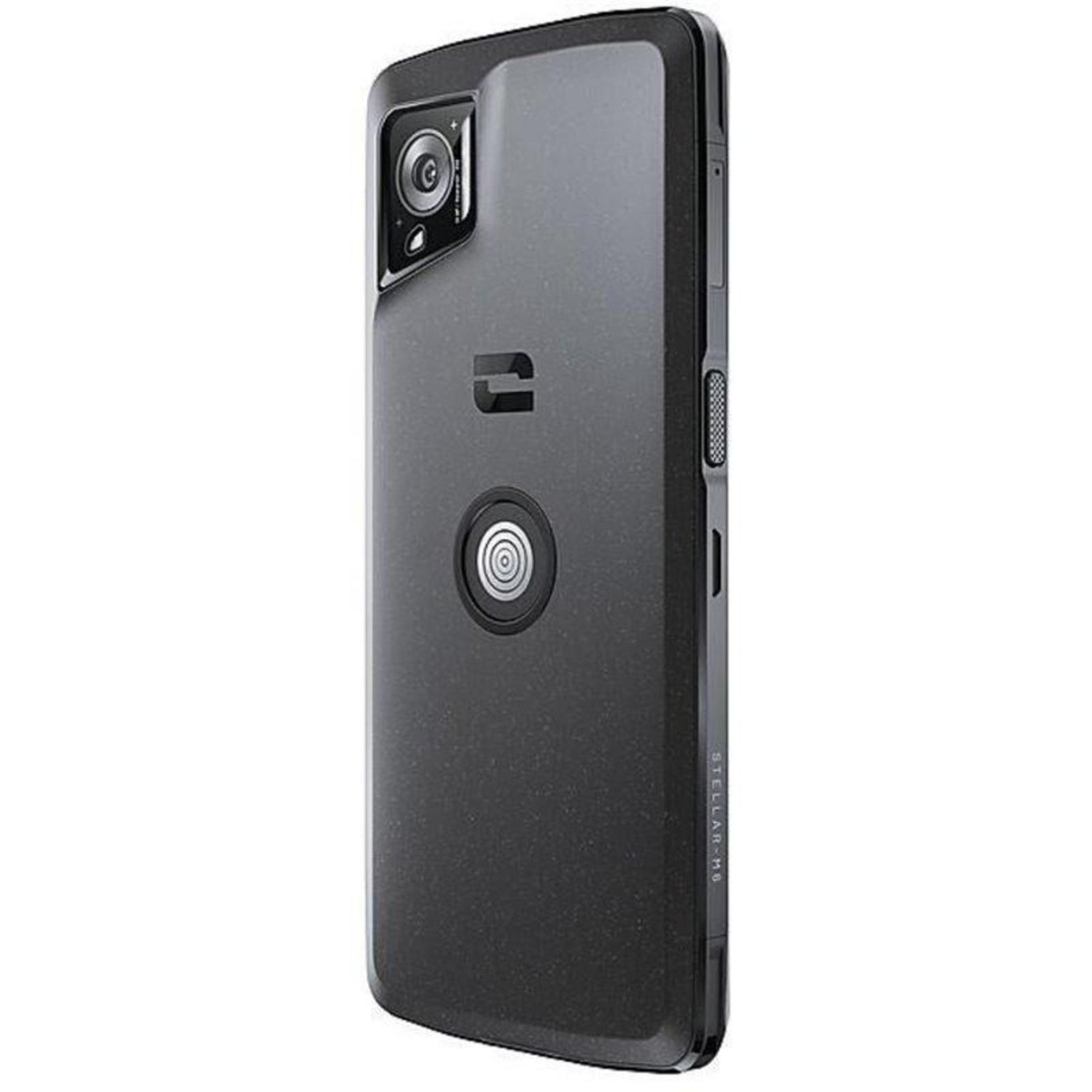 Donkergrijs telefoonhoesje met cameralens, ronde knop en branding.