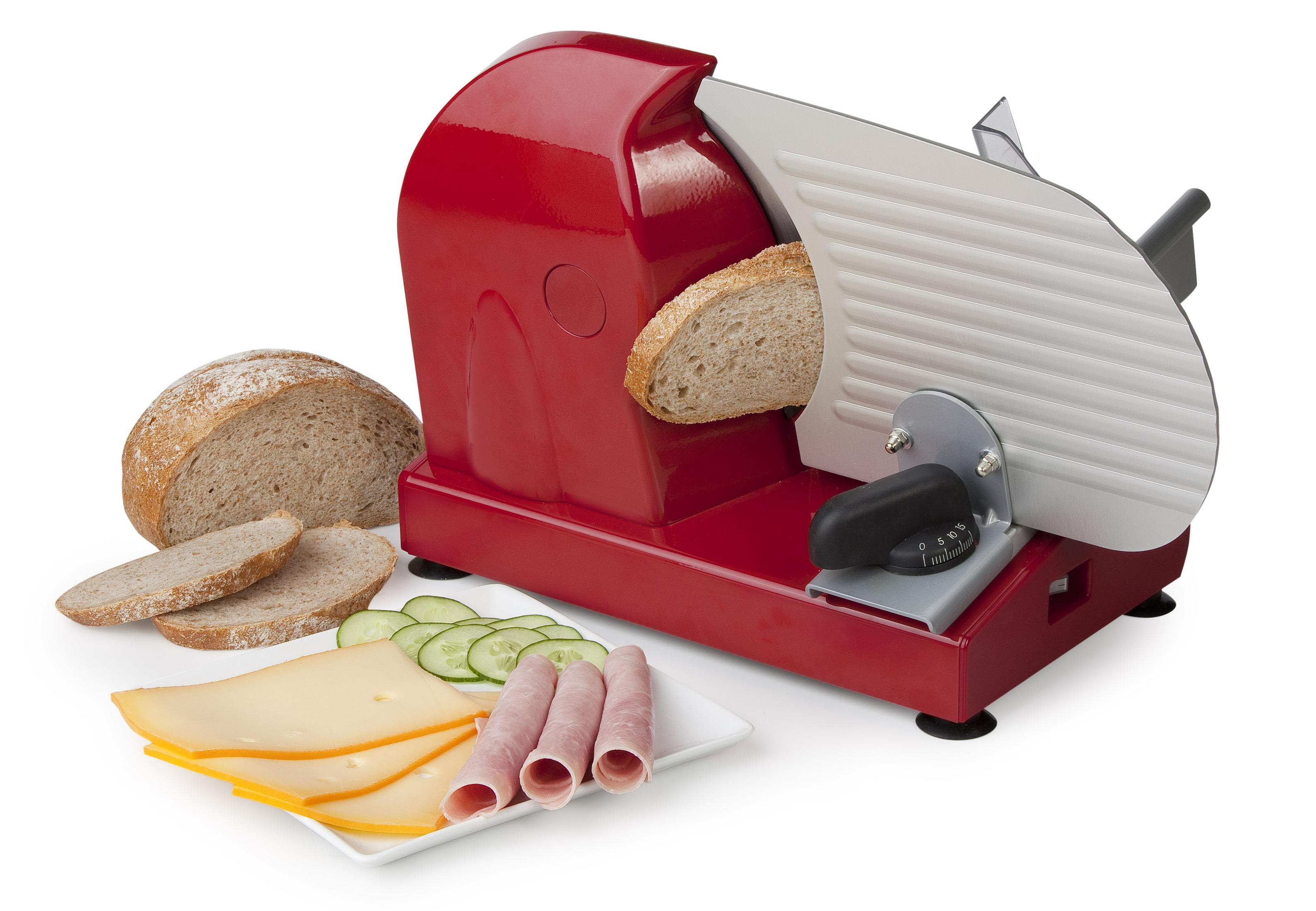 Una cortadora de alimentos roja con pan, queso, jamón y rodajas de pepino.