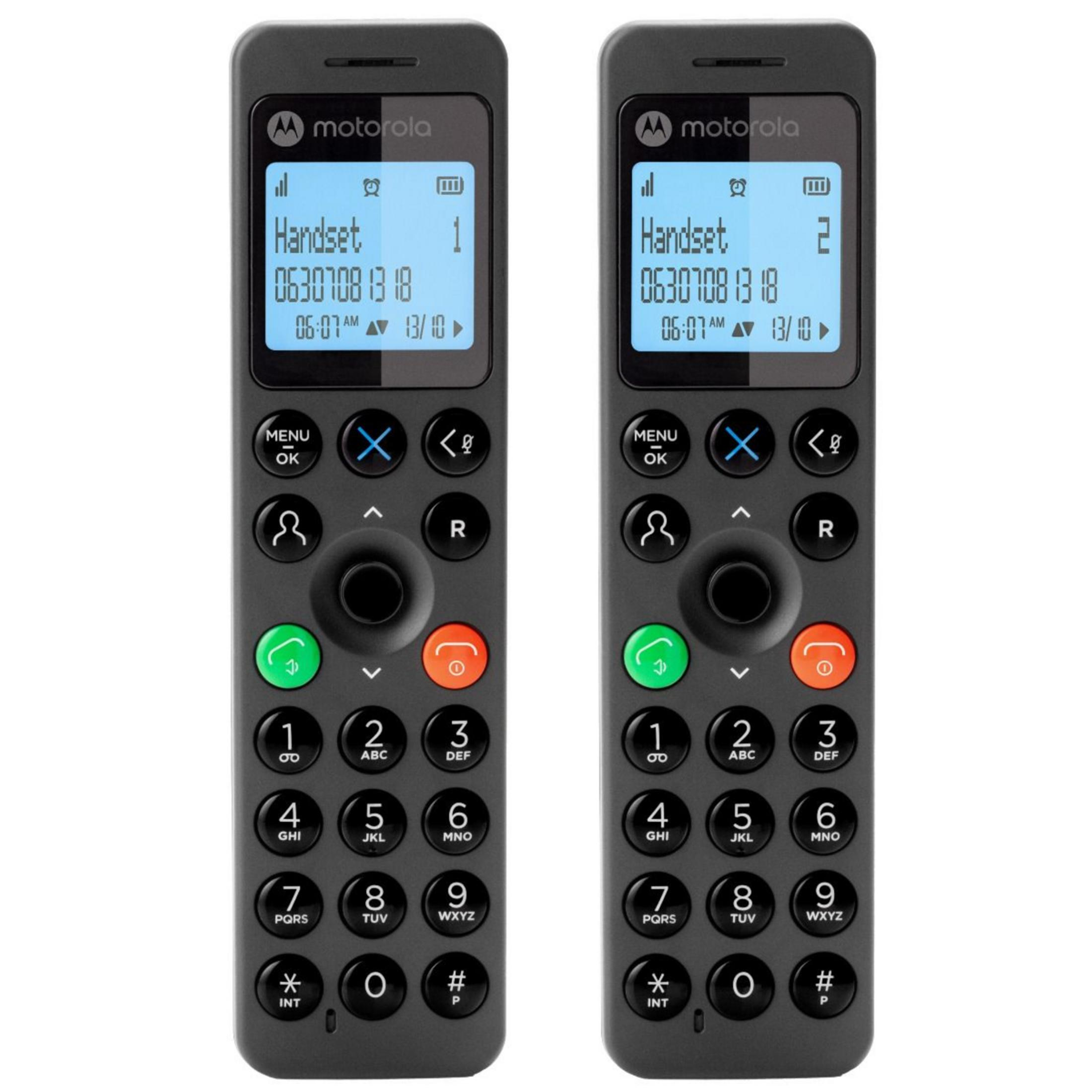 Dos teléfonos Motorola negros uno al lado del otro mostrando pantallas azules con la hora.
