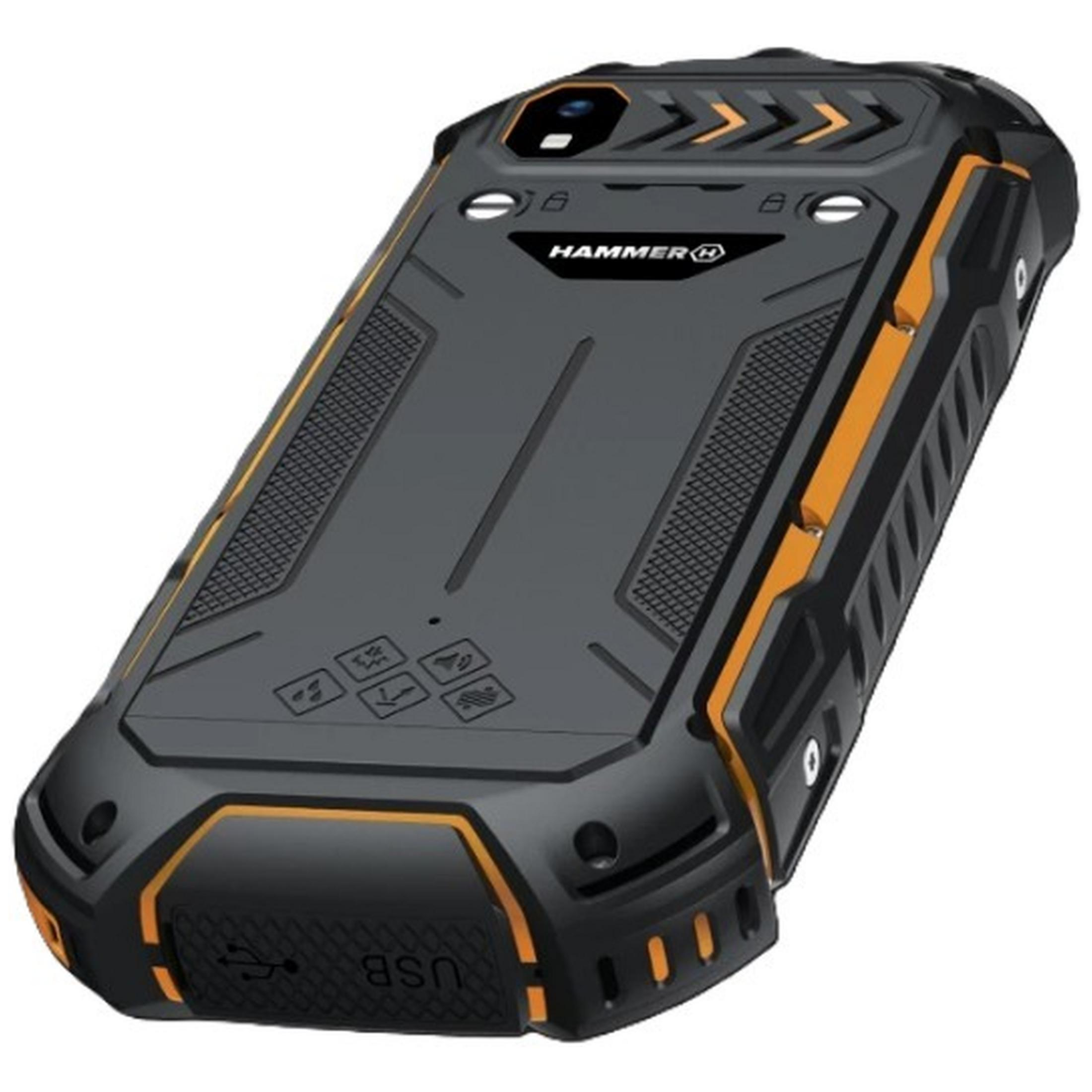 Un teléfono inteligente resistente, negro y naranja, con cámara y puerto USB.