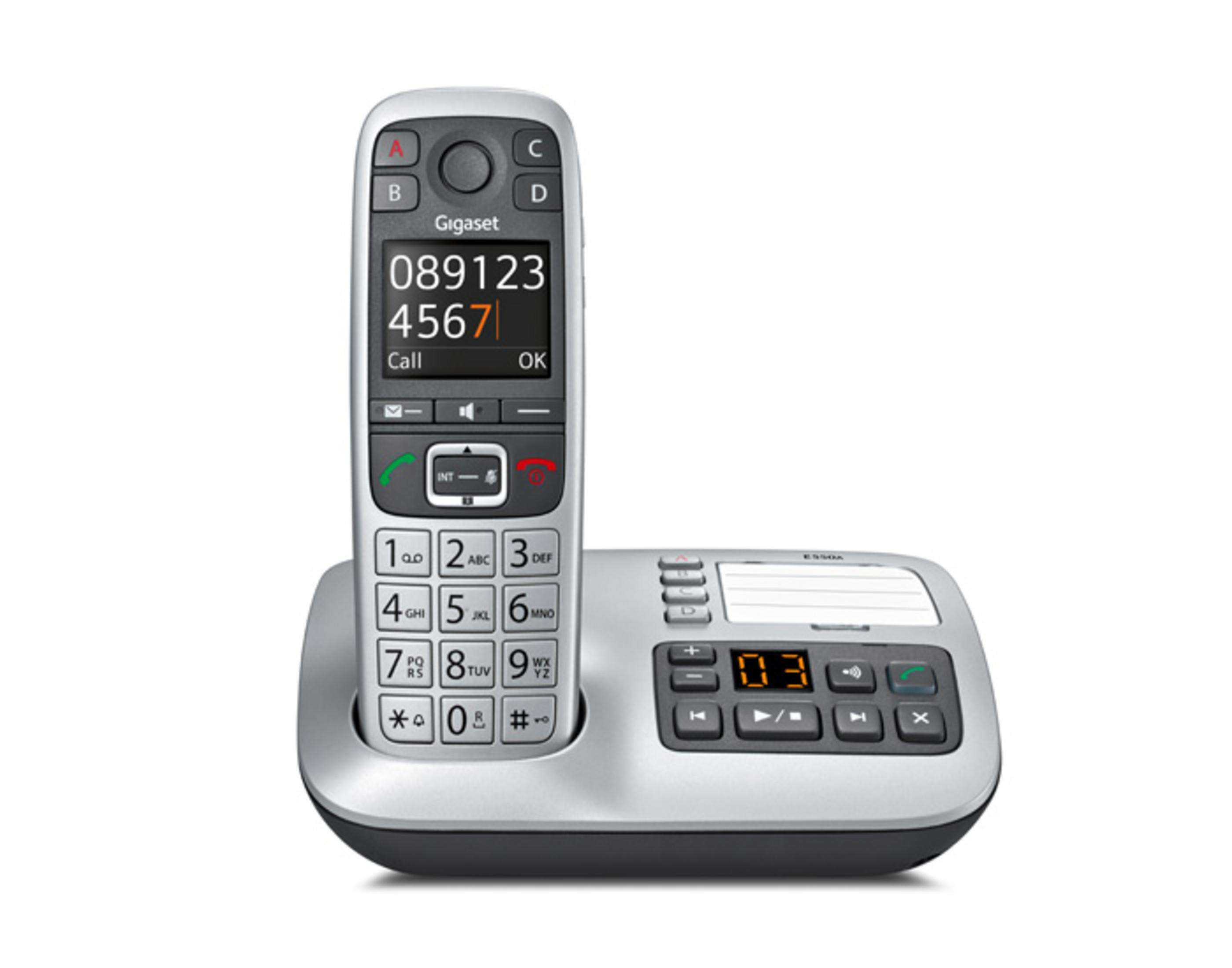 Zilveren draadloze telefoon met toetsenbord, scherm en basisstation.