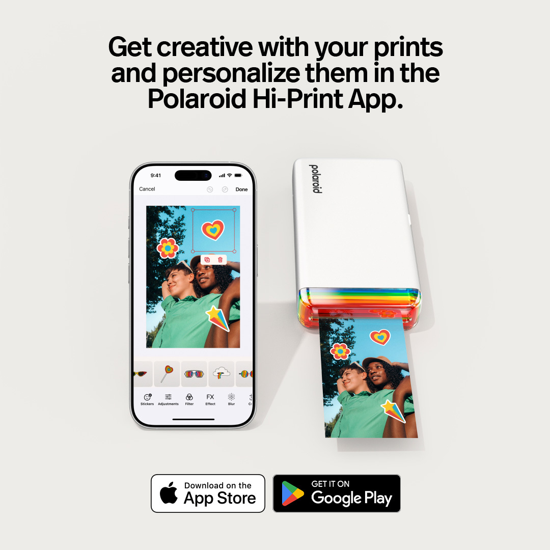 Ein Smartphone zeigt eine App mit Stickern, daneben ein Polaroid-Drucker, der ein Foto druckt.