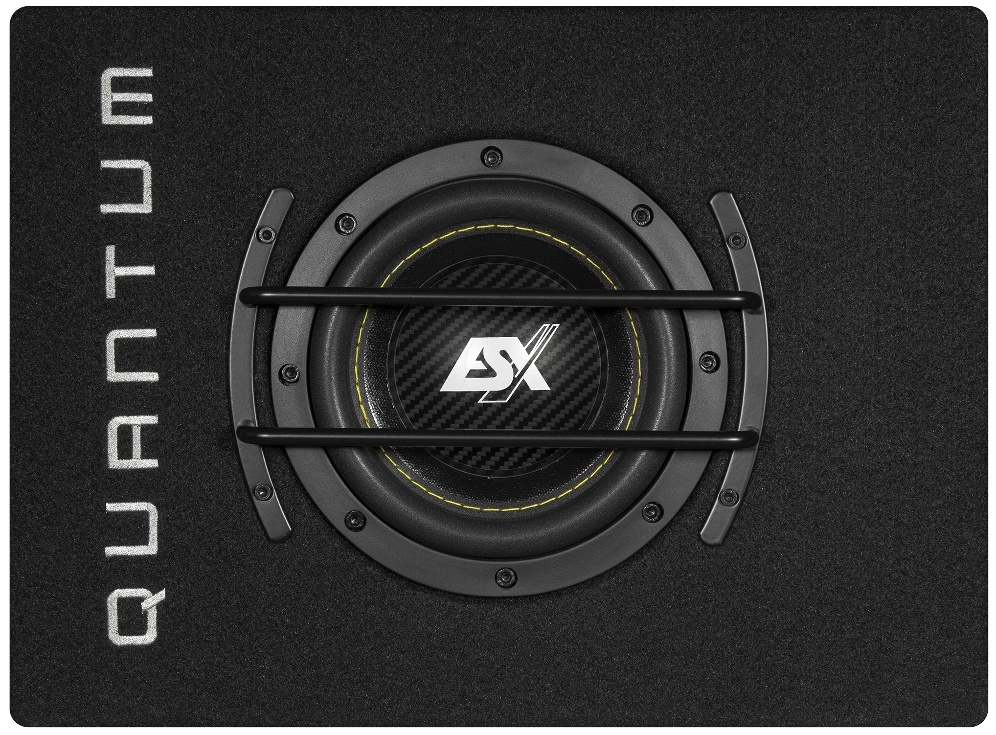 Schwarzer Subwoofer mit gelben Nähten und AX-Logo auf schwarzem Teppich mit 