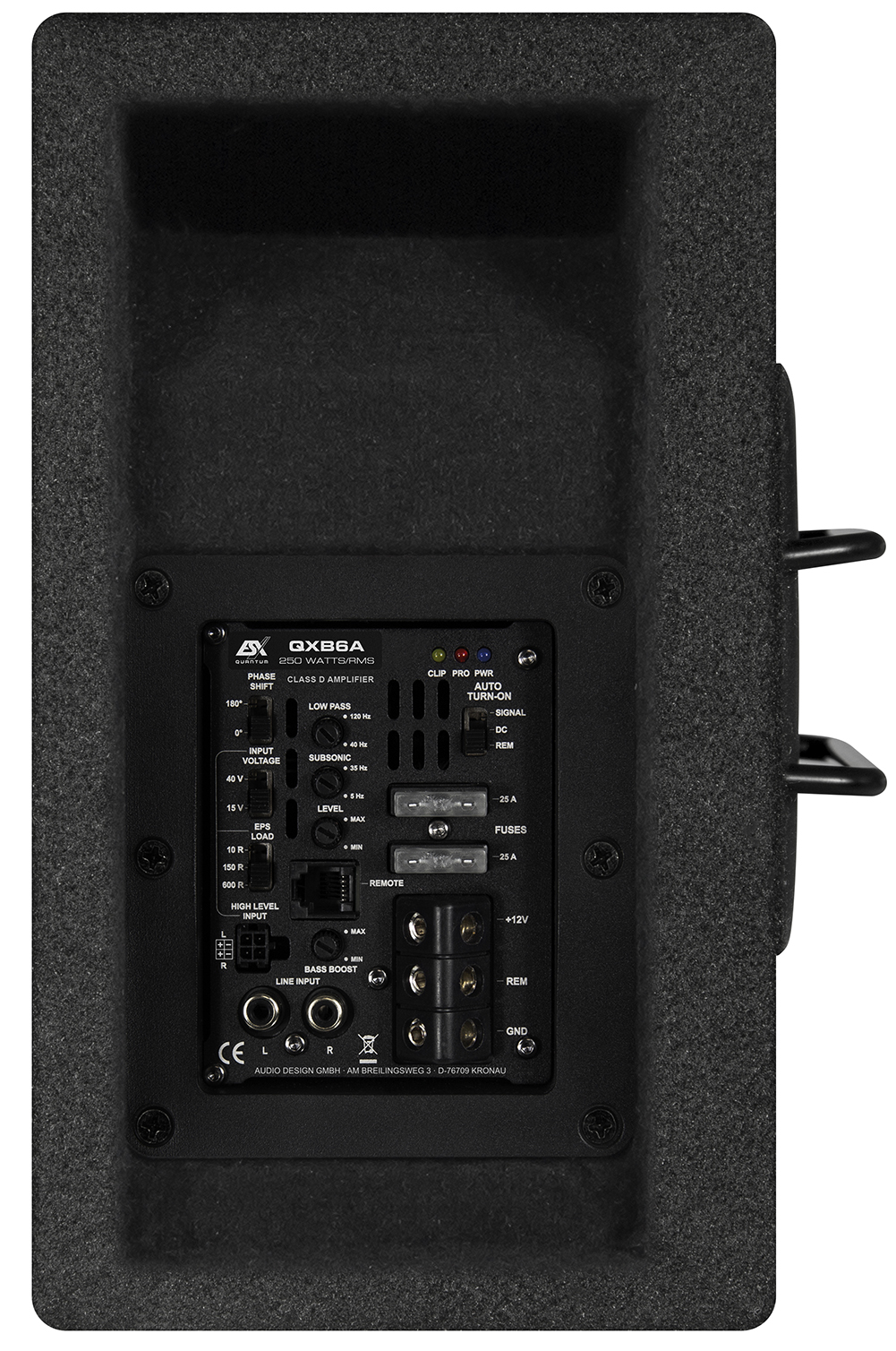 Rückseite eines schwarzen Subwoofers mit Anschlüssen und Bedienelementen.