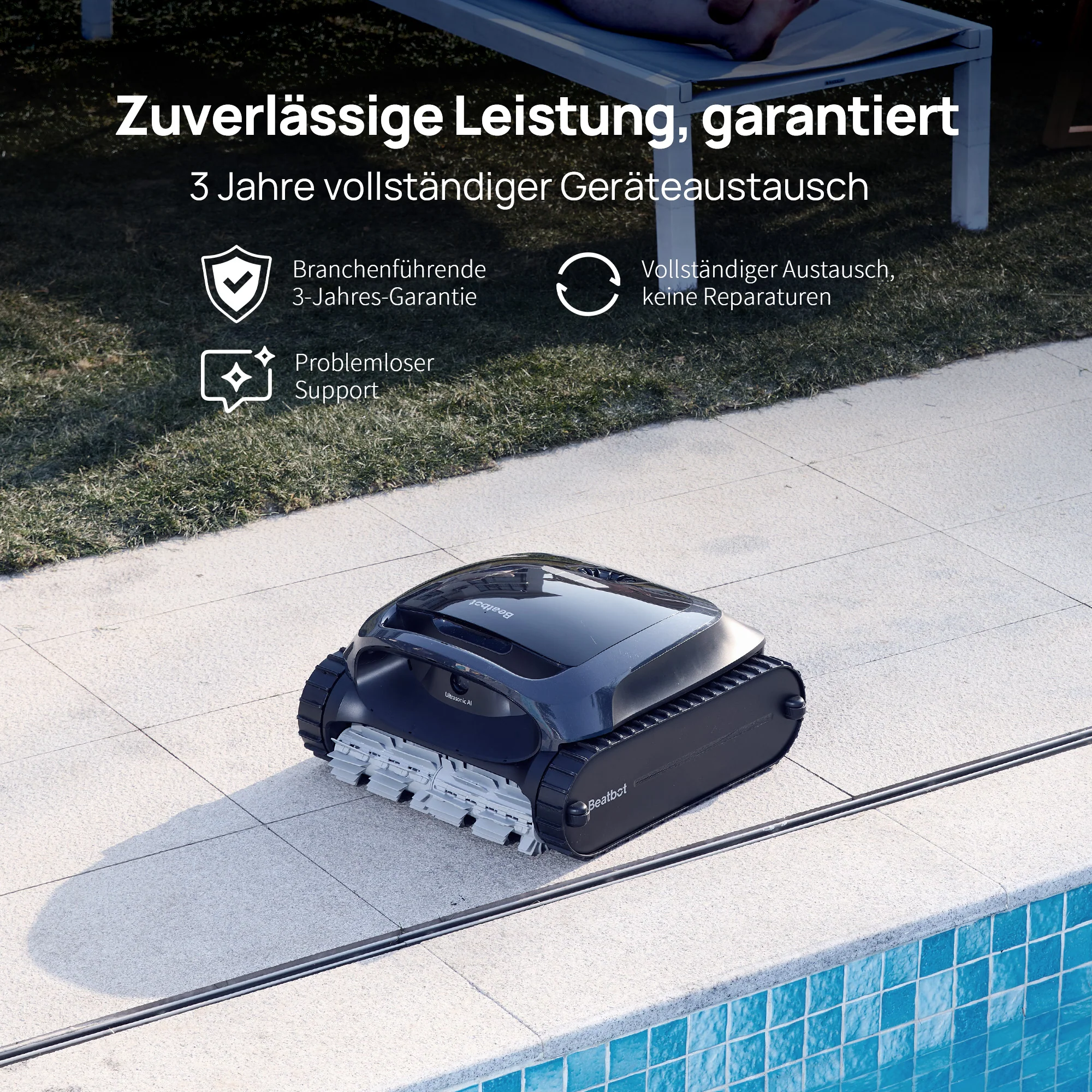 Ein schwarzer Poolroboter steht auf einer Steinplatte neben einem blauen Pool.