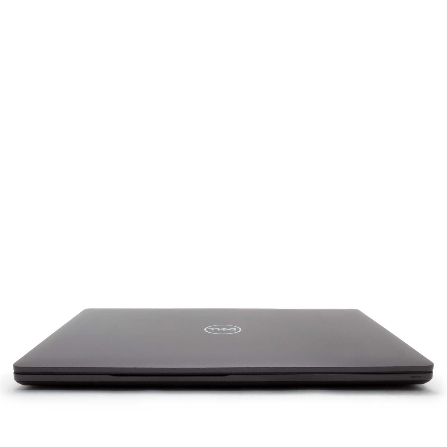 Ein geschlossener, dunkler Dell Laptop auf weißem Hintergrund.