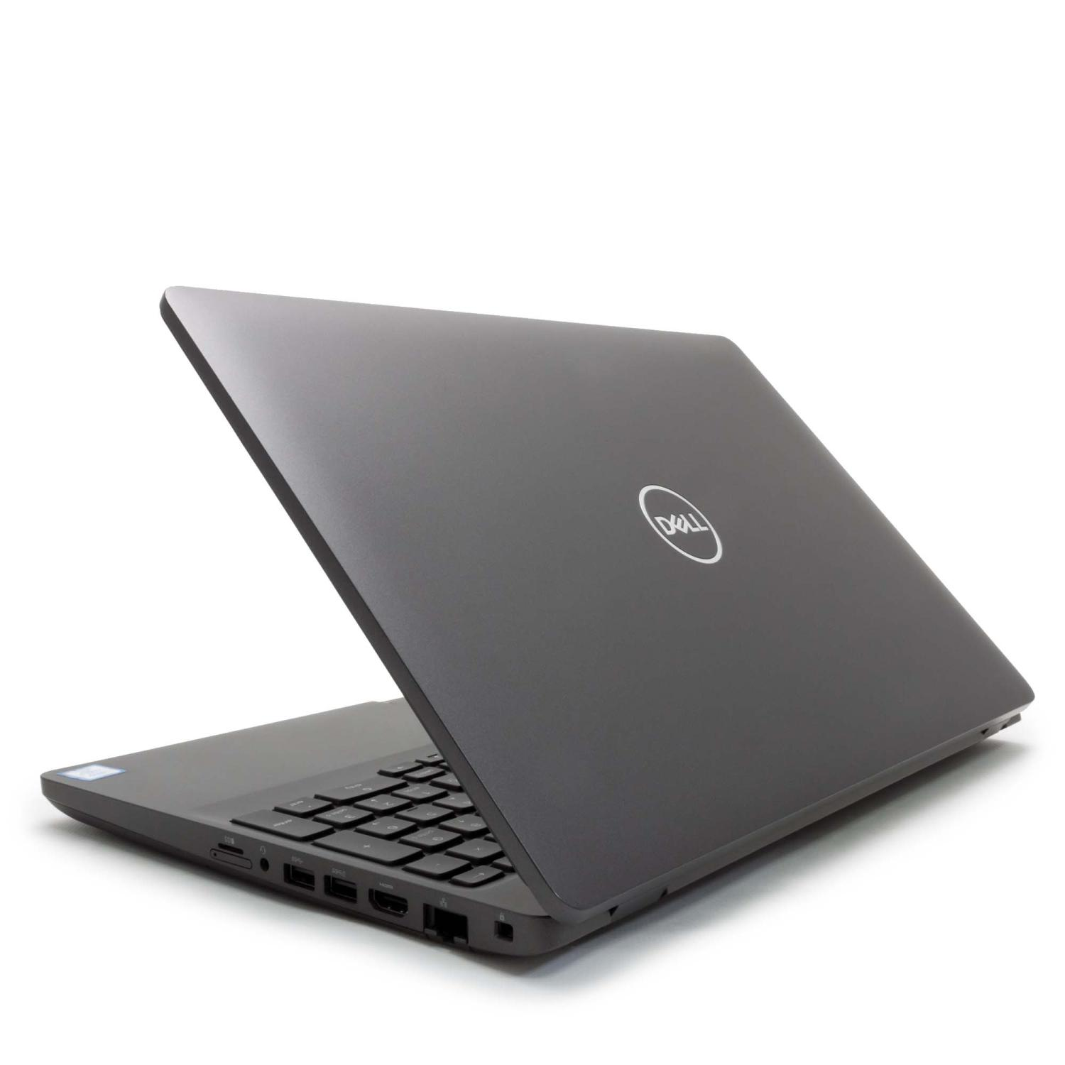 Ein geschlossener grauer Dell Laptop mit Tastatur und Anschlüssen auf weißem Hintergrund.