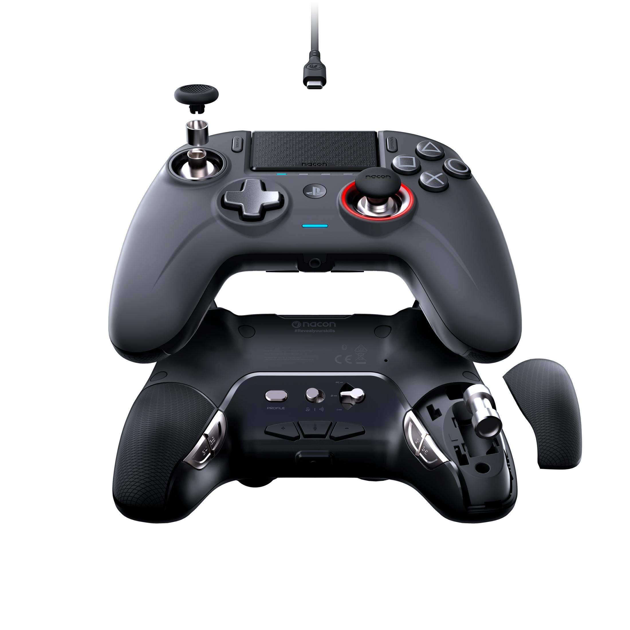 Due controller da gioco neri, un cavo USB-C e parti staccabili.