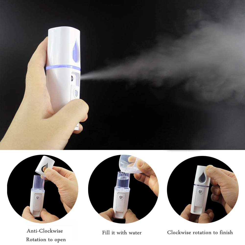 Eine Hand hält einen weißen Sprühzerstäuber, der feinen Nebel versprüht.