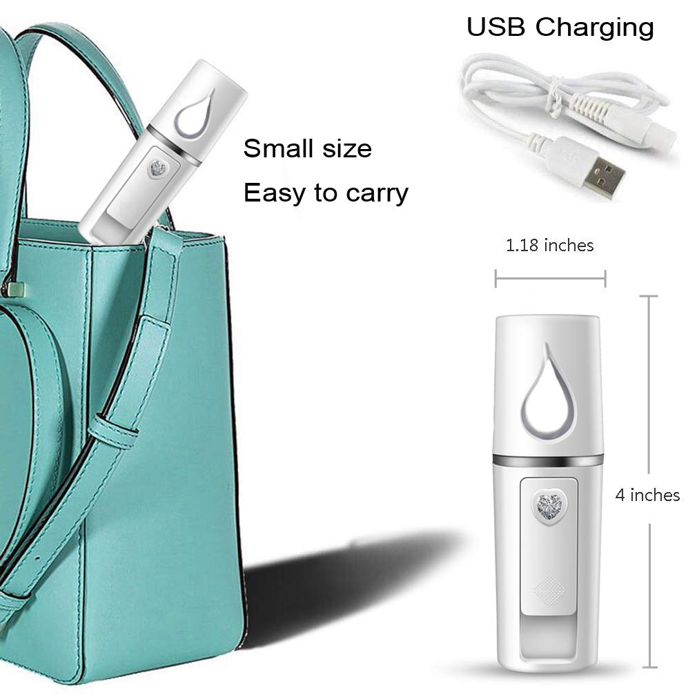 Weißer Hand-Gesichtsbedampfer, gezeigt mit einer petrolfarbenen Handtasche, USB-Ladegerät und Maßen.