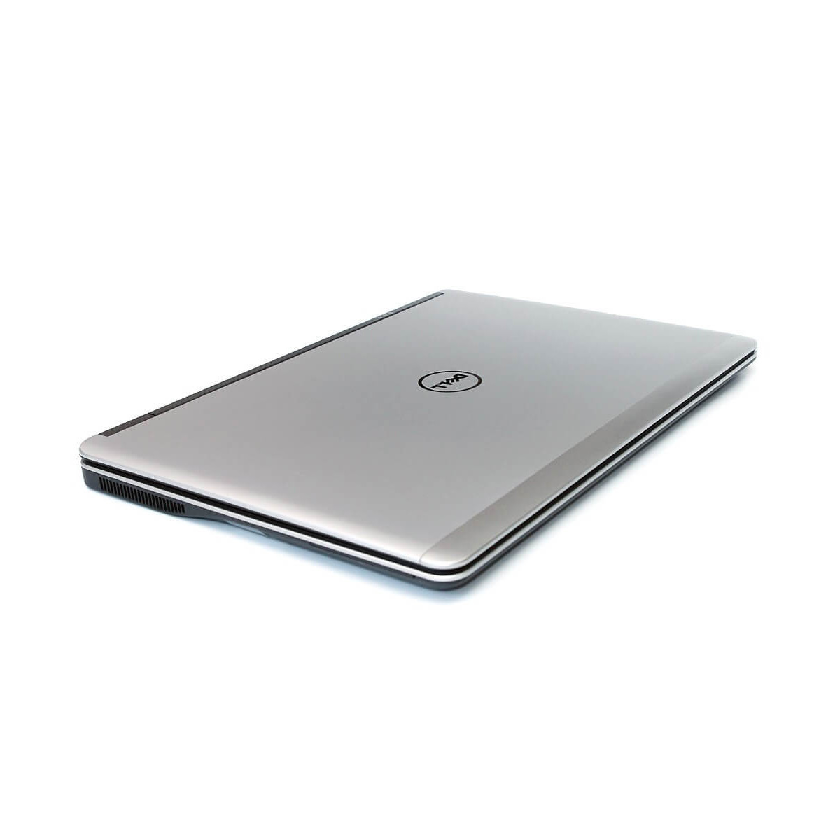 Geschlossener silberner Dell-Laptop mit Logo auf dem Deckel, auf weißem Hintergrund.