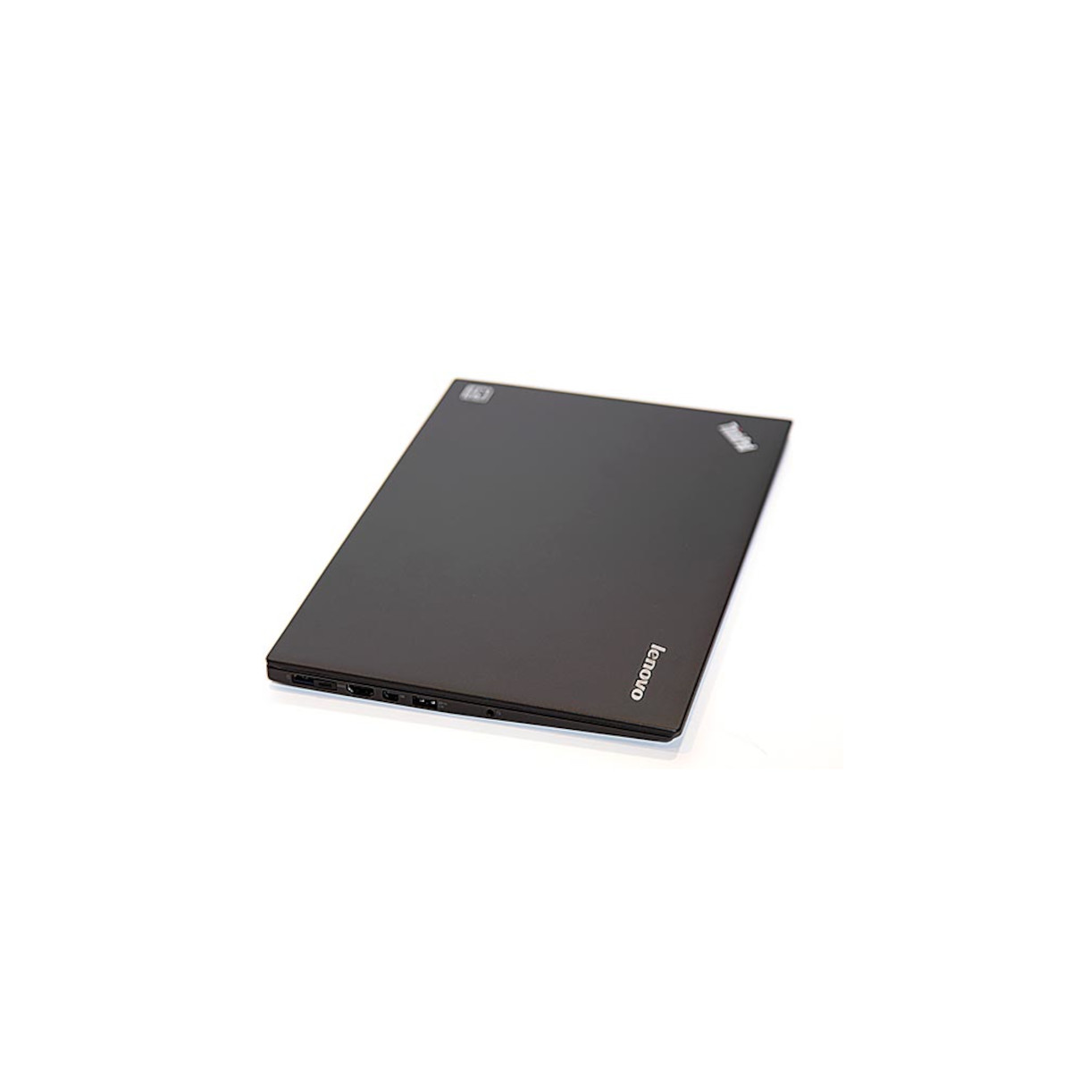 Ein geschlossener, schwarzer Lenovo ThinkPad Laptop auf weißem Hintergrund.