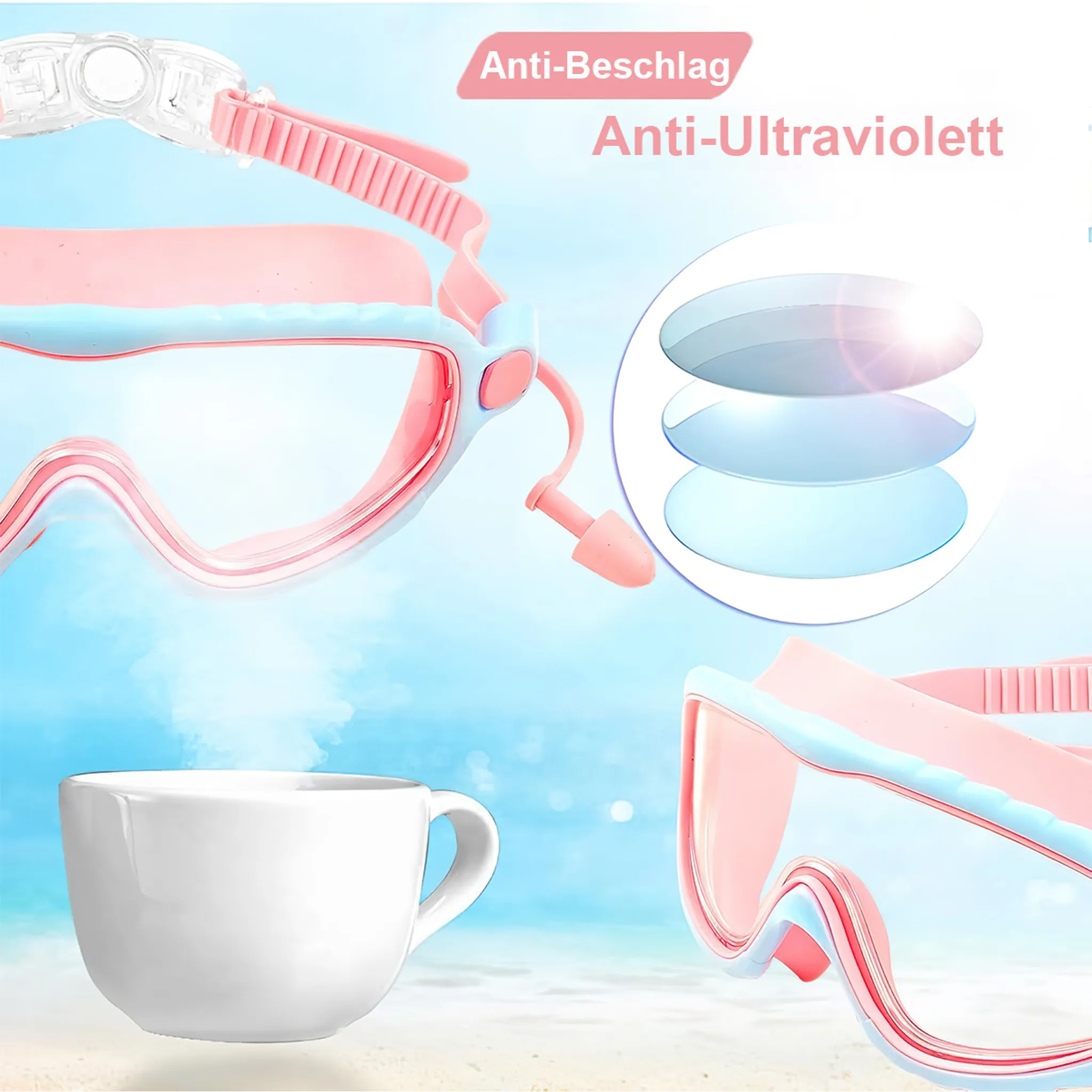 Eine rosa Schwimmbrille mit Ohrstöpseln und eine weiße Tasse auf einem Strandhintergrund.