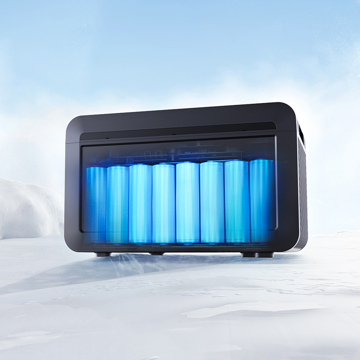 Ein schwarzes Gerät mit acht leuchtend blauen Batterien darin, auf Eis.