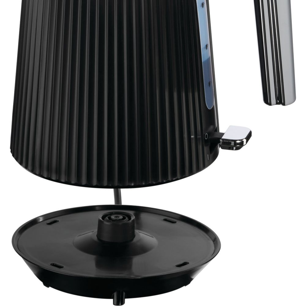 Schwarzer Wasserkocher mit geriffeltem Design und silbernem Griff auf schwarzem Sockel.