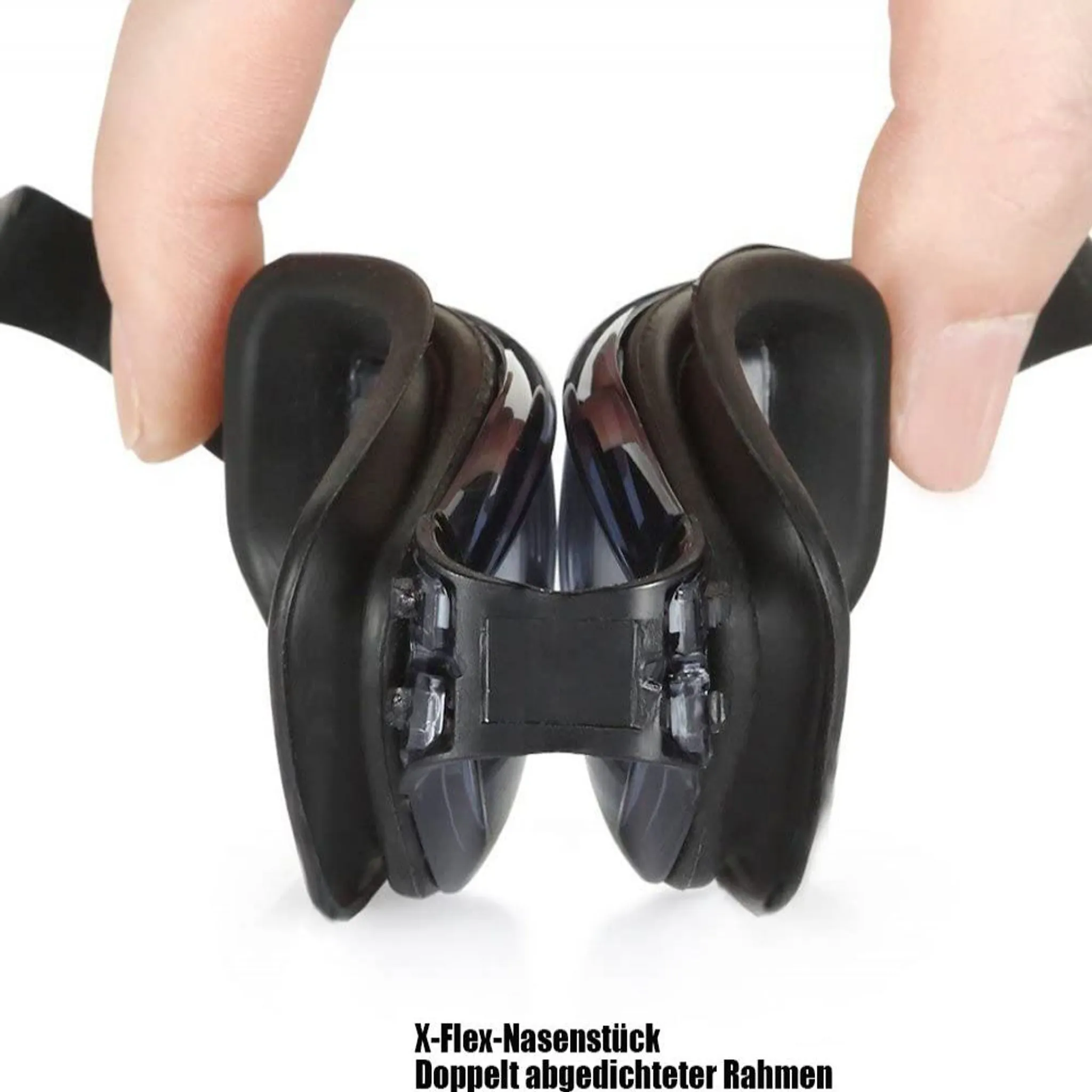 Schwarze Schwimmbrille, von Fingern gehalten, mit transparentem Nasensteg.