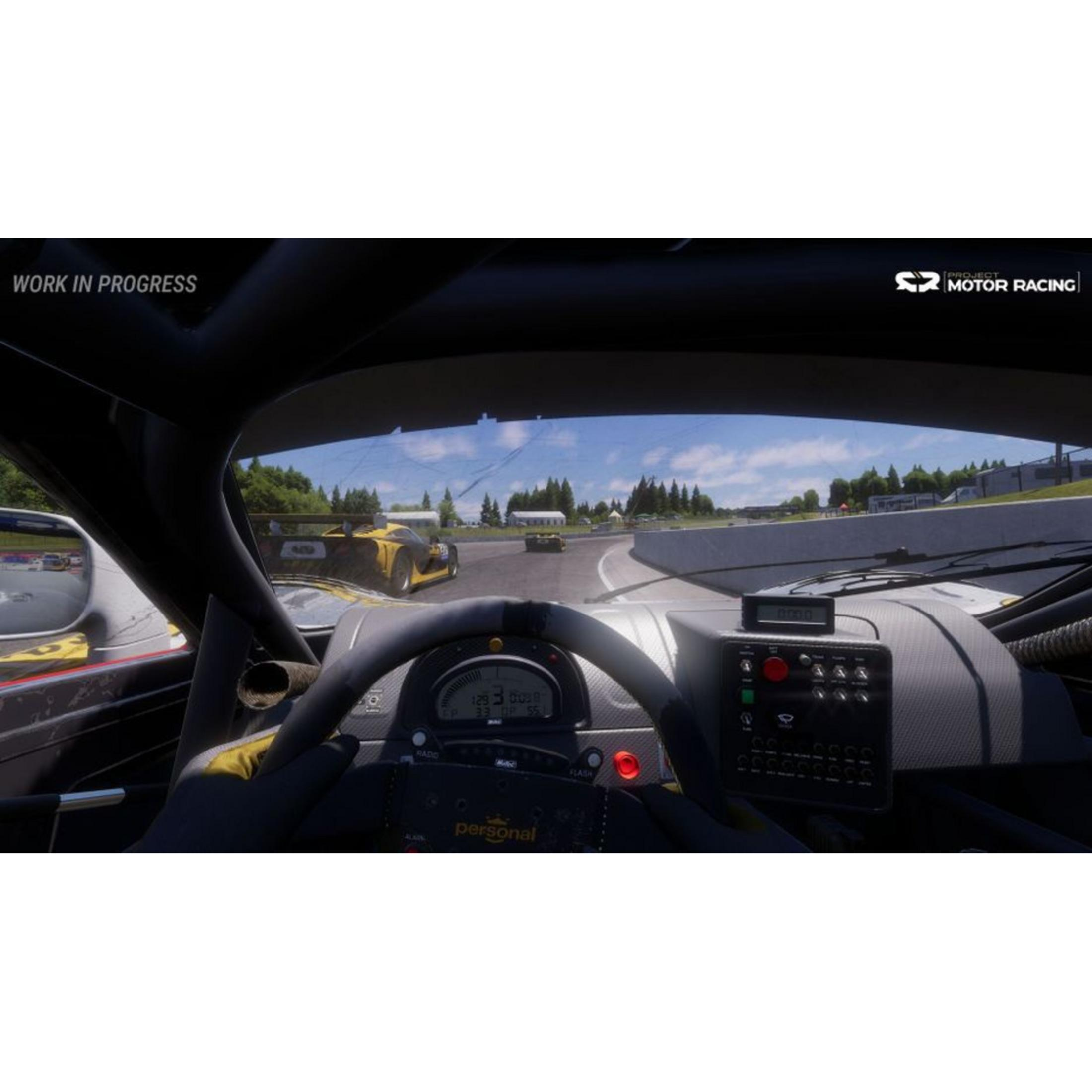 Vista interna di un'auto da corsa con auto gialle in pista, alberi sullo sfondo.
