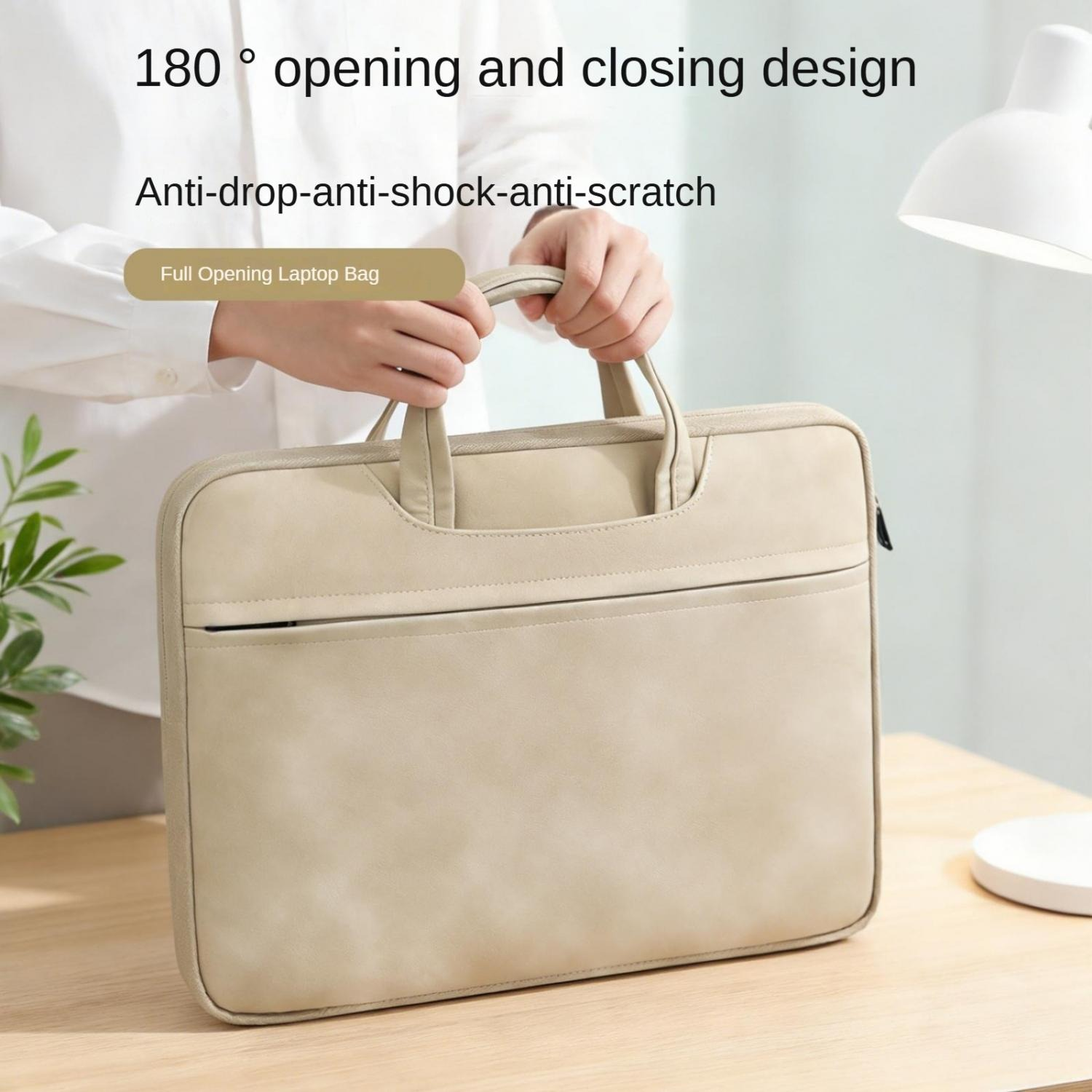 Hände halten eine beige Laptoptasche mit 180° Öffnung, vor einem Tisch.