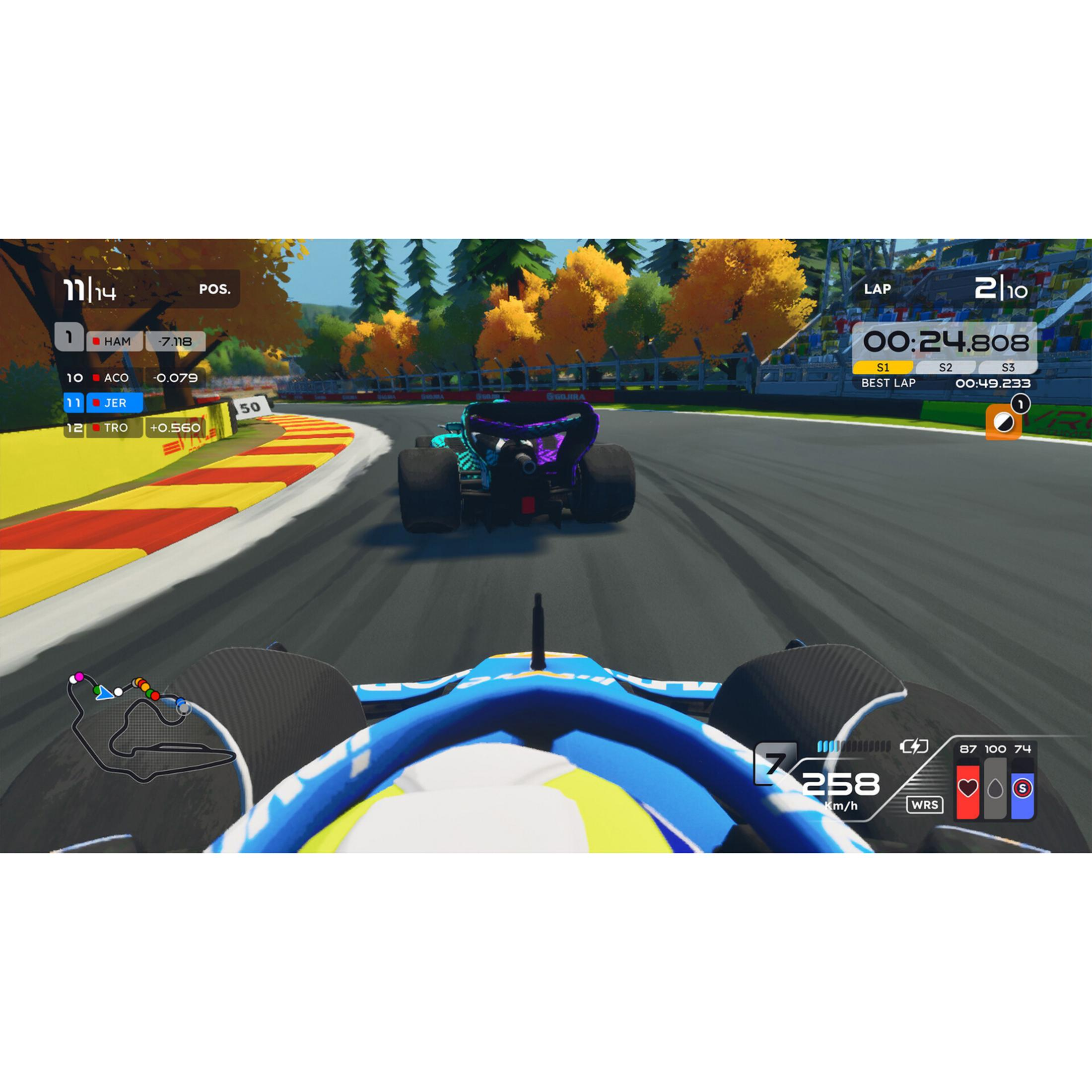 Formel-1-Rennwagen auf einer Strecke mit Herbstbäumen und Tribünen.