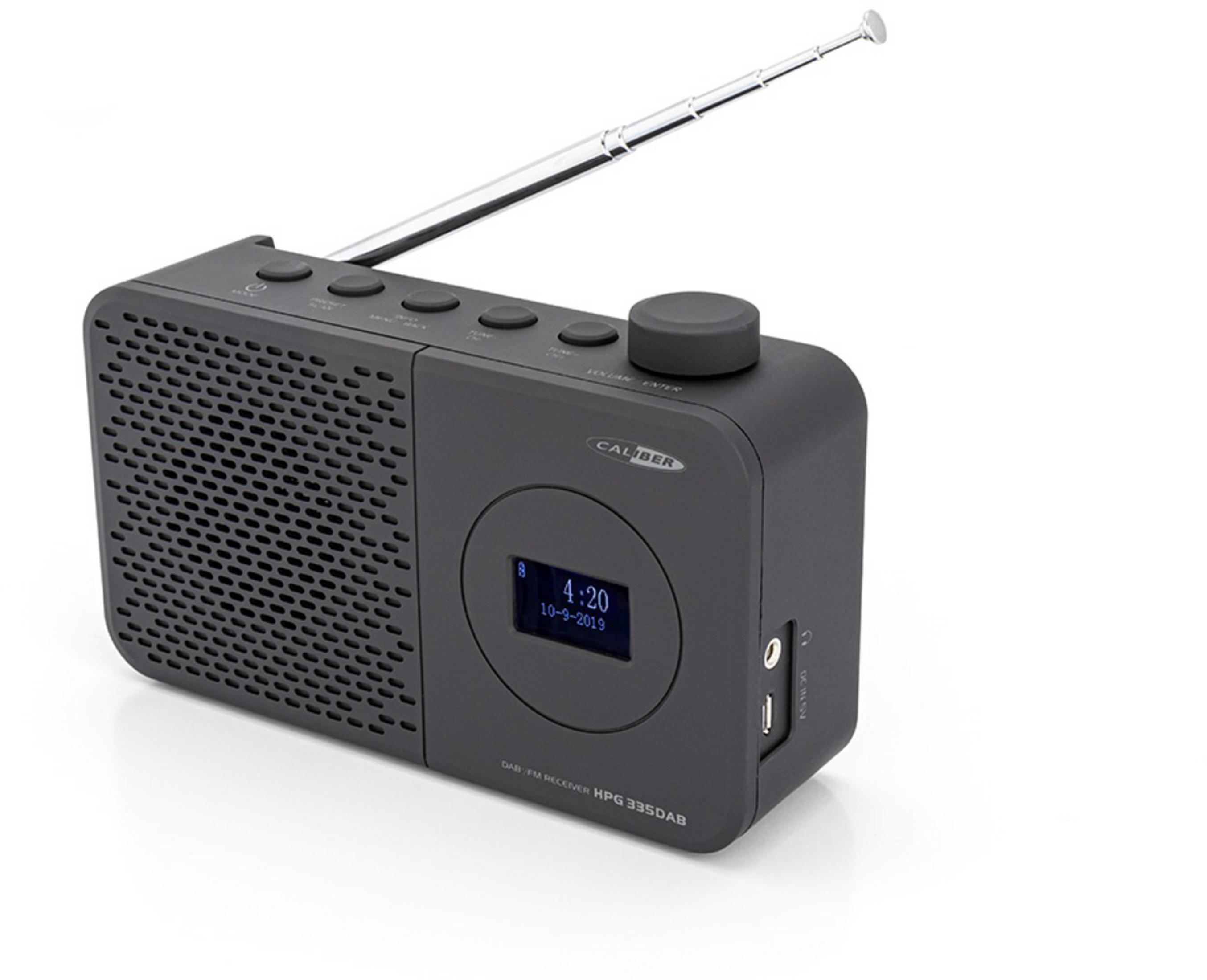 Ein dunkler DAB/FM-Radioempfänger mit ausgefahrenem Antennenstab, Display und Knöpfen.