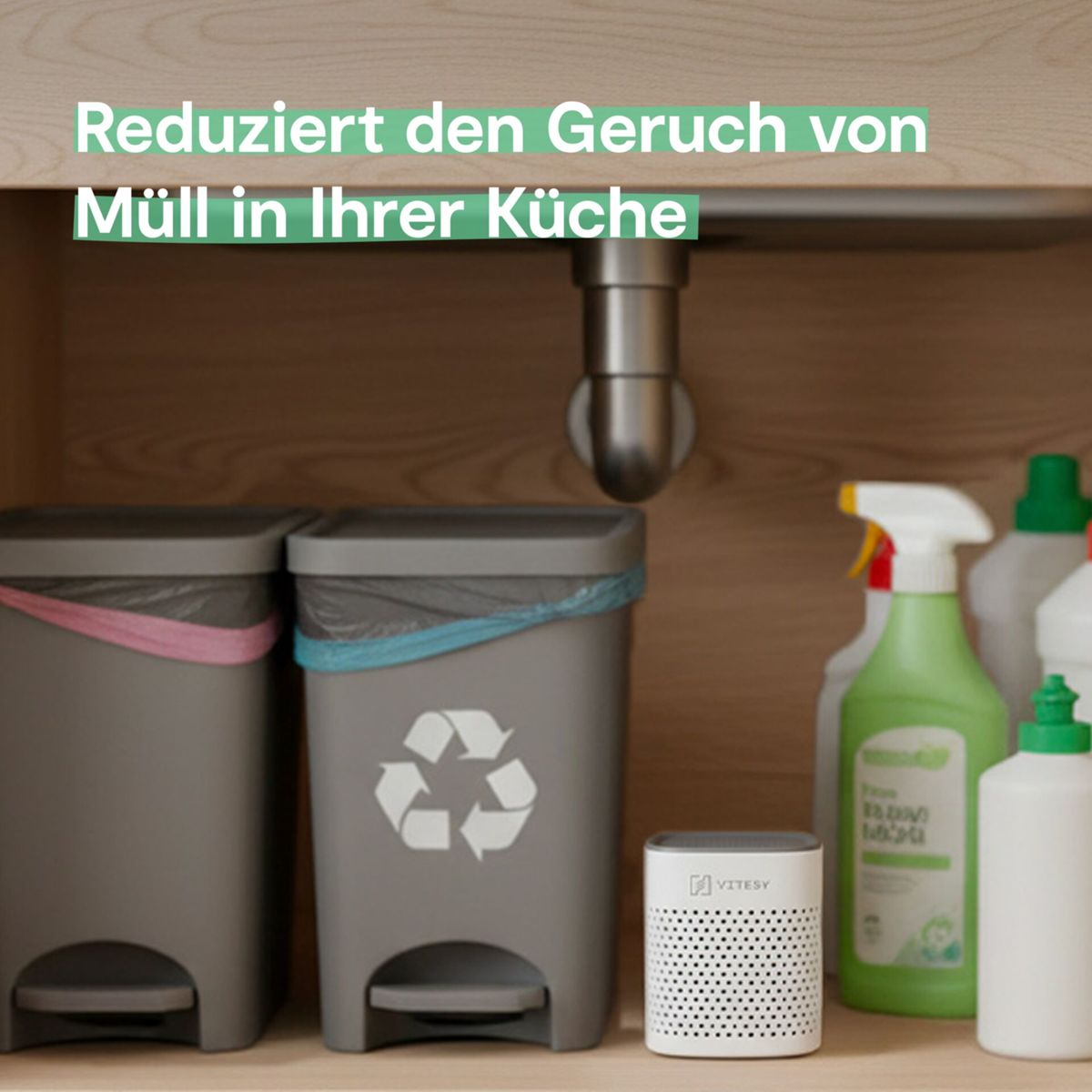 Zwei Mülleimer, ein kleiner weißer Kasten und Reinigungsmittel unter einem Regal.