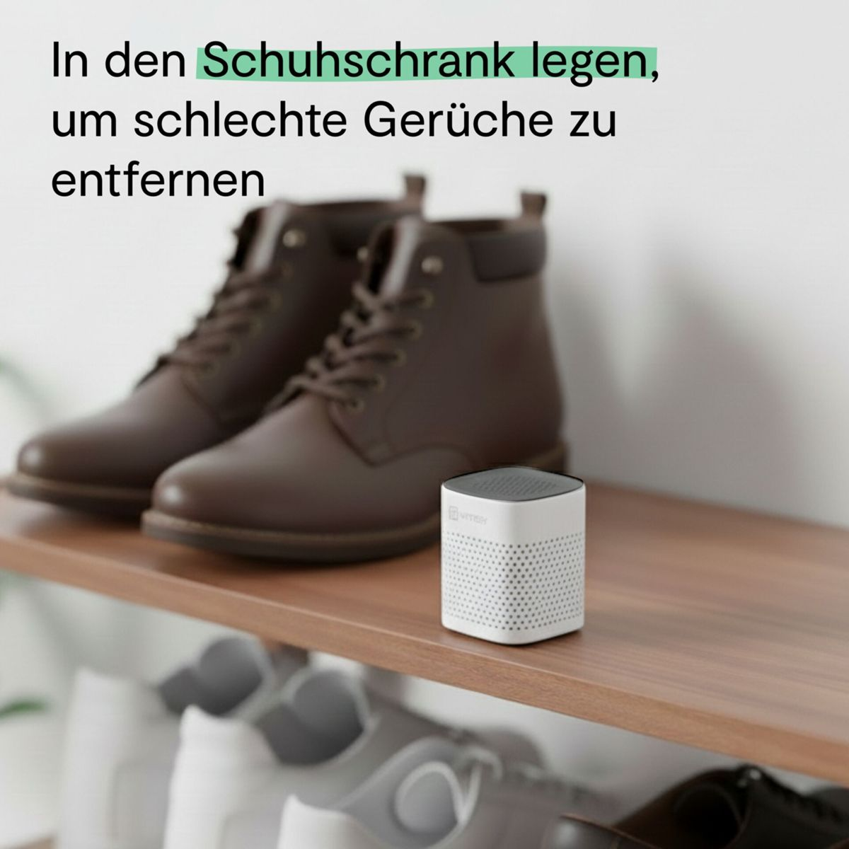 Ein weißes Gerät steht auf einem Regal mit braunen Stiefeln darüber und Schuhen darunter.