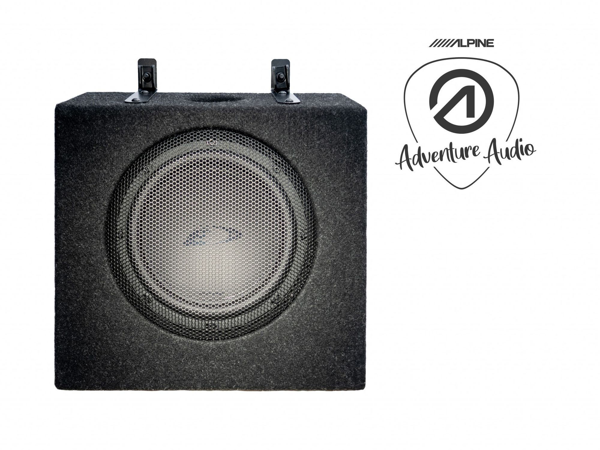 Schwarze Bassbox mit silbernem Gitter und Alpine Adventure Audio Logo.