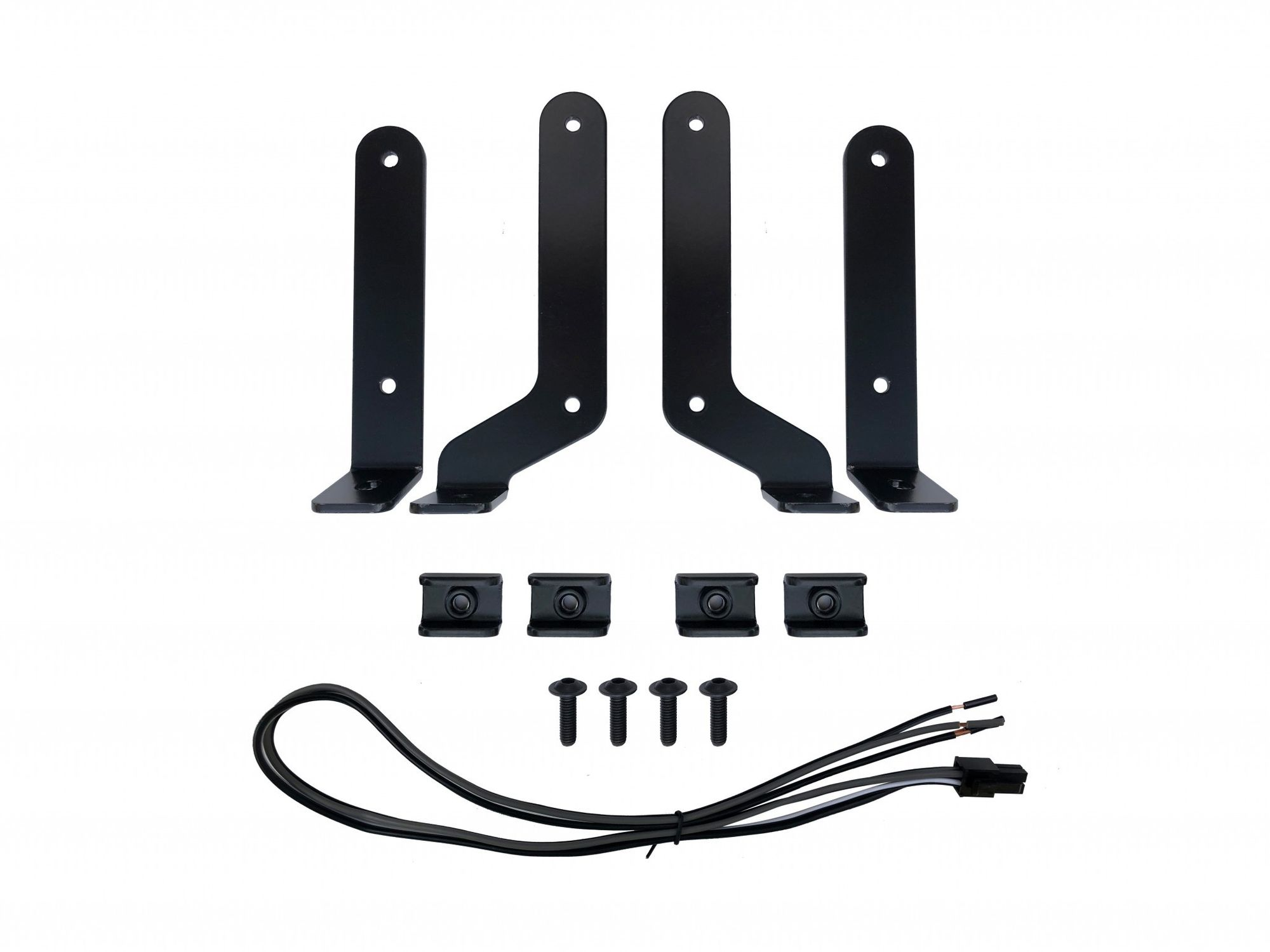 Vier schwarze Metallwinkel, vier Clips, vier Schrauben und ein Kabel.