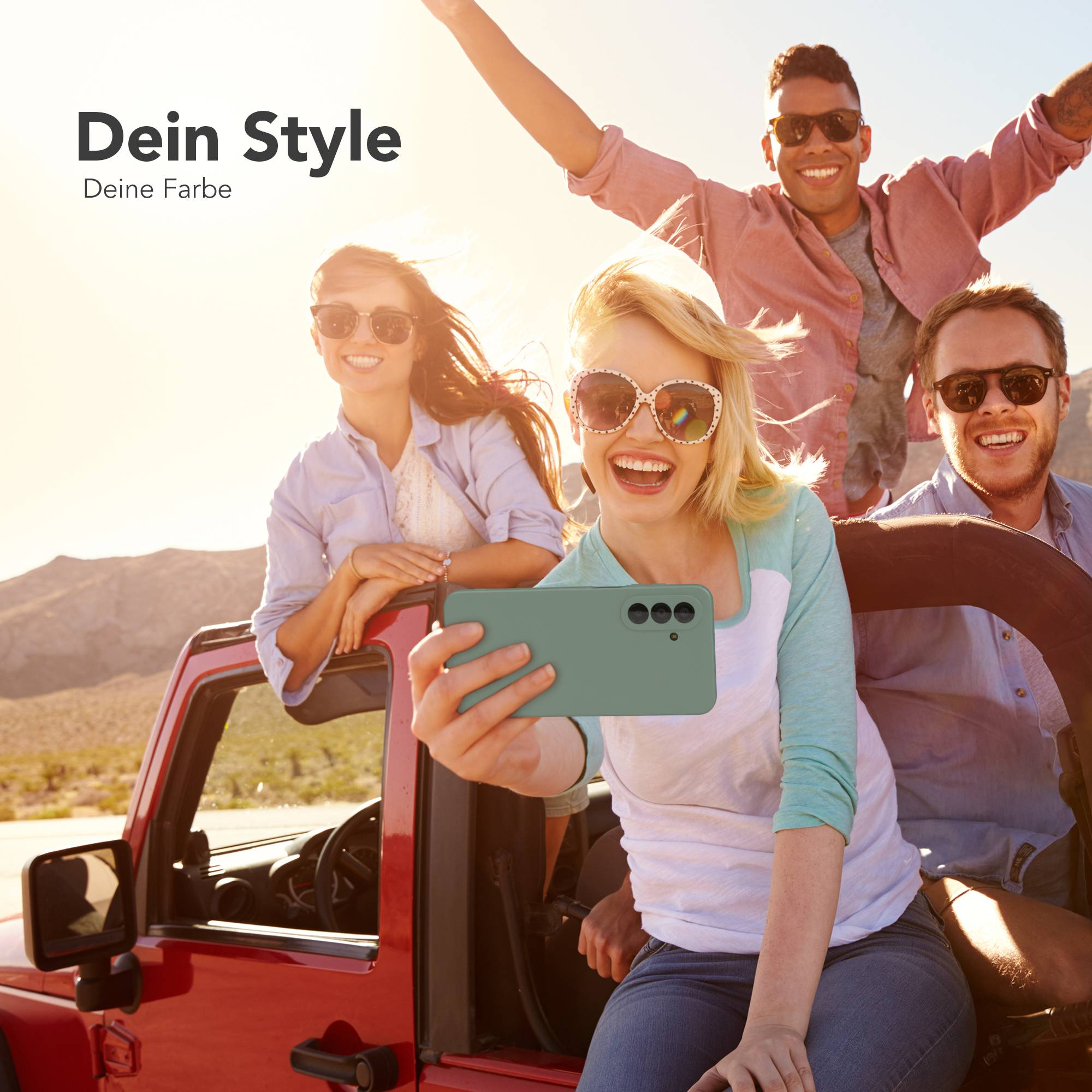 Vier Freunde in einem roten Jeep, eine Frau macht ein Selfie mit einem grünen Handy.