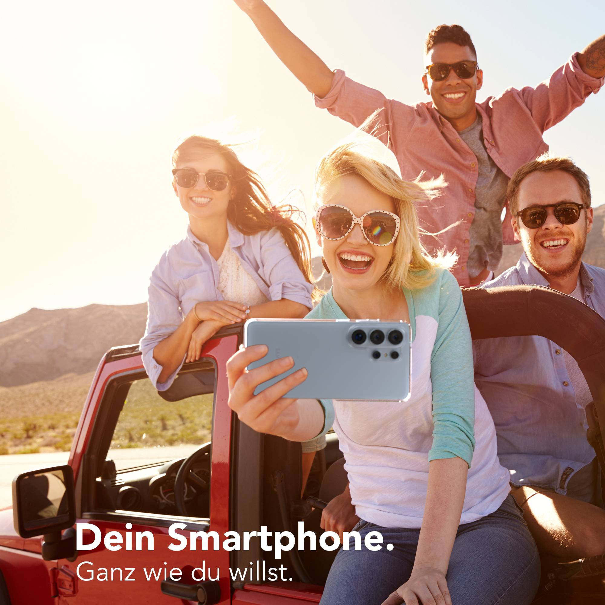 Freunde im Jeep machen ein Selfie bei Sonnenschein. Smartphone in der Hand.