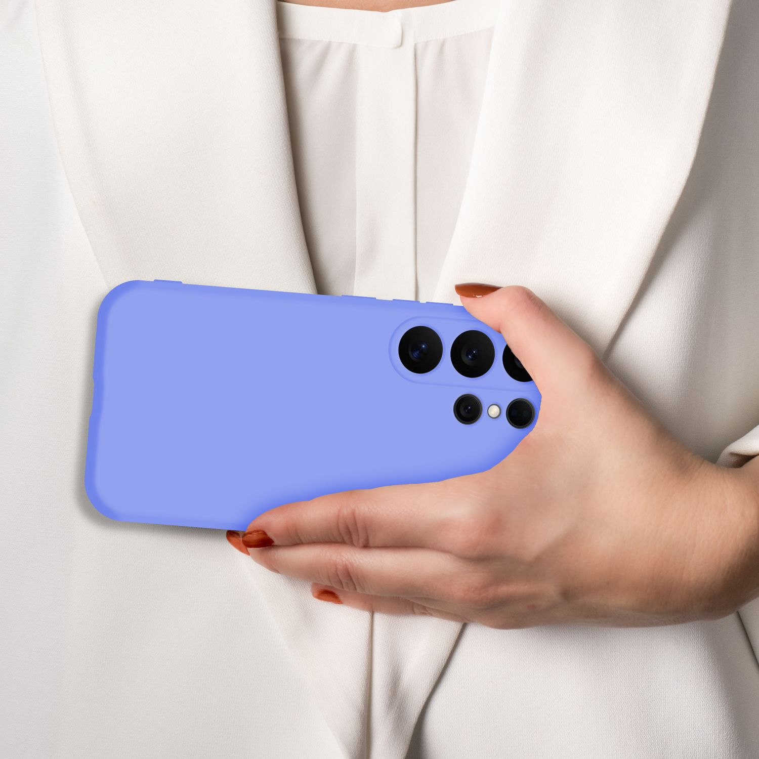 Eine Hand mit lila Hülle hält ein Smartphone mit vier Kameralinsen.